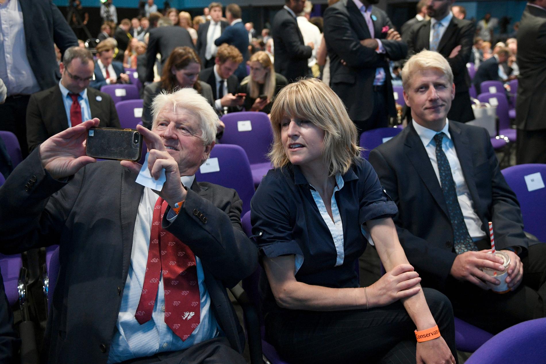 Boris Johnsons familjemedlemmar på plats för att höra resultatet av omröstningen på tisdagen.