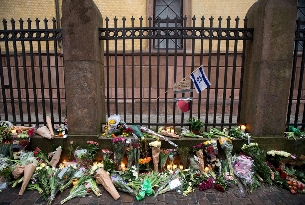 Dan Uzun sörjs utanför synagogan i Köpenhamn.