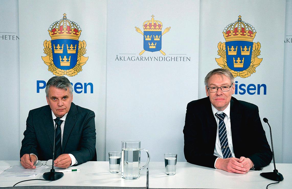 Spaningsledare Hans Melander och chefsåklagare Krister Petersson under den digitala pressträffen i juni i fjol som nu får svidande kritik av JO.