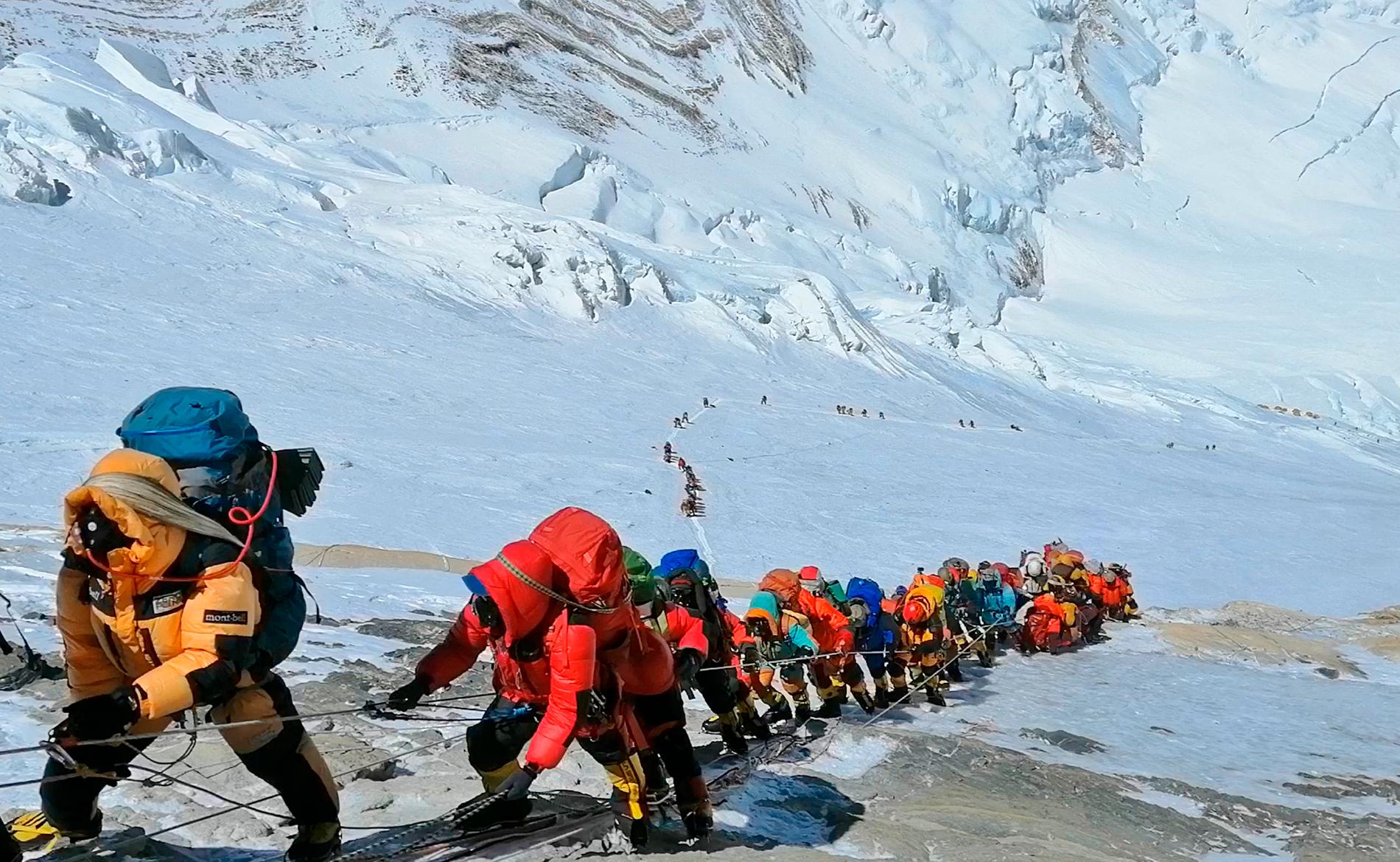 En lång kö av klättrare på Mount Everest i förra veckan. Arkivbild.