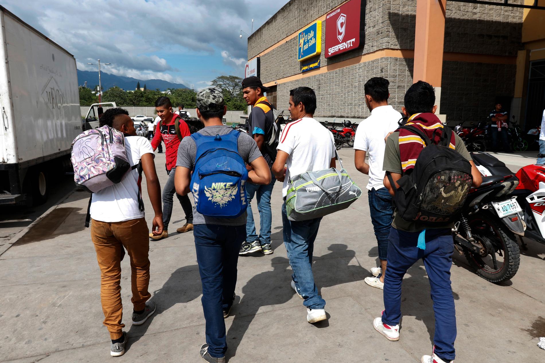 En grupp unga män i San Pedro Sula i Honduras är på väg mot USA. Bilden är från den 14 januari 2019.