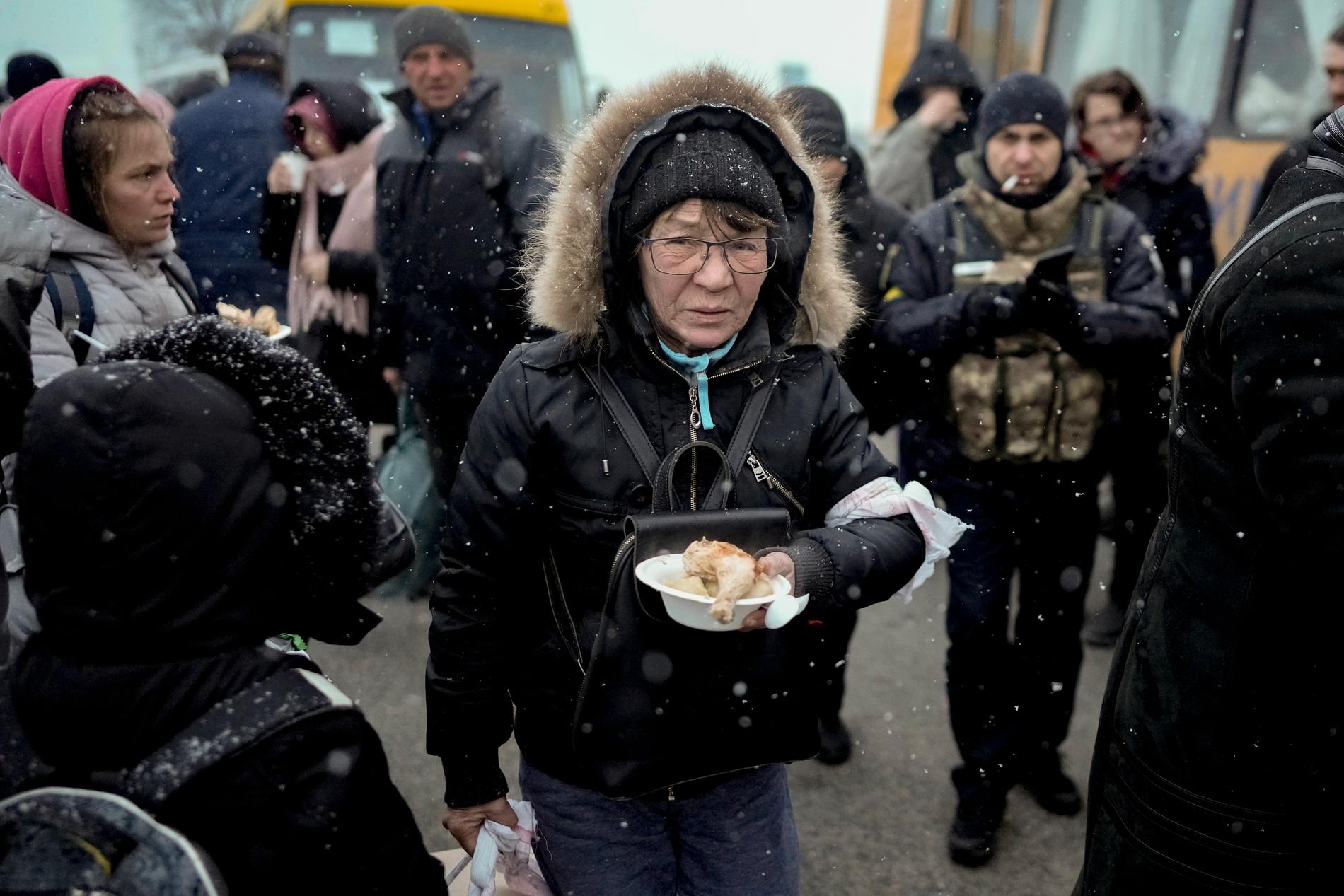 En kvinna som evakuerats från utkanterna av huvudstaden Kiev 