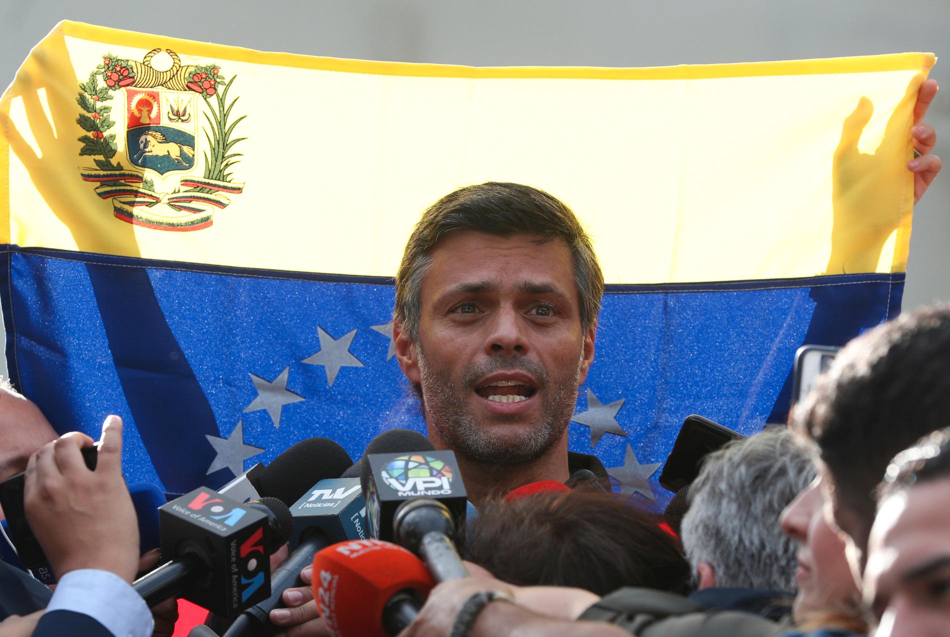 Leopoldo López under en presskonferens utanför Spaniens ambassad i Caracas.