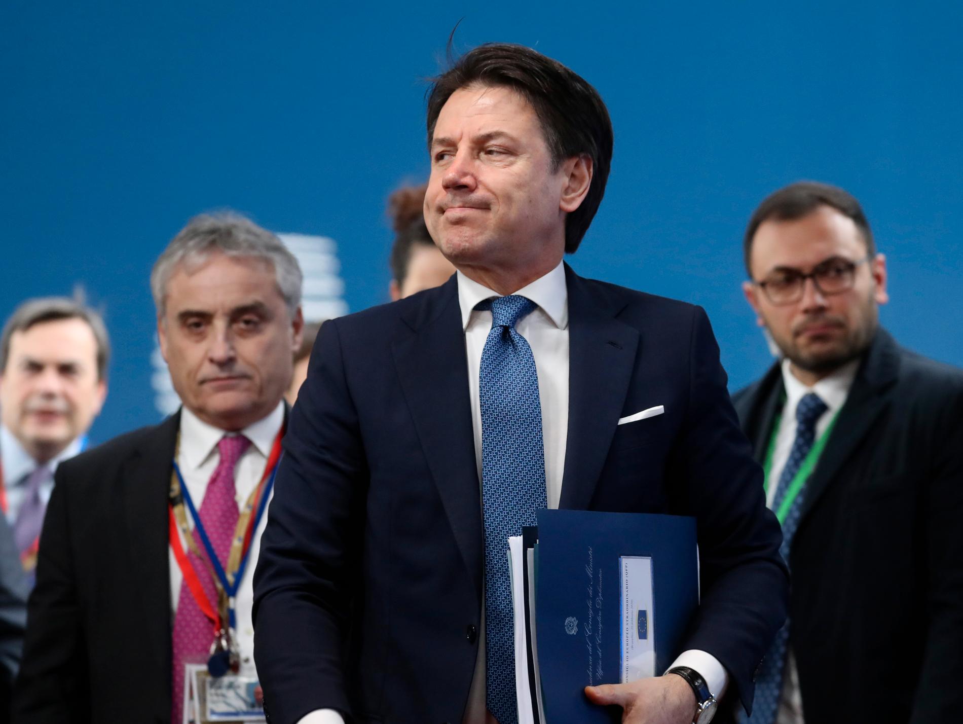 Italiens premiärminister Giuseppe Conte (mitten) lovar att ta fram ett förslag till en "mer ambitiös" EU-budget tillsammans med andra satsningsvilliga länder som Rumänien och Portugal. Arkivfoto.