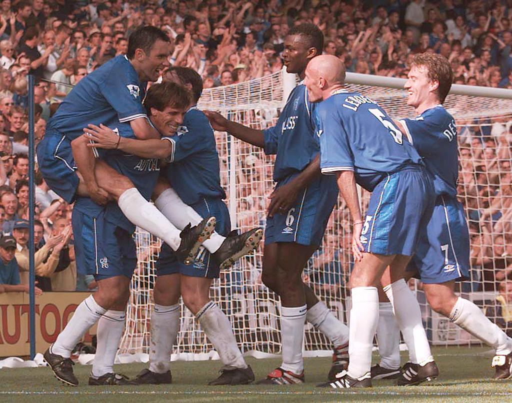 År 2000 vann Deschamps  FA-cupen med Chelsea.  I laget fanns bland andra landsmannen Marcel Desailly.