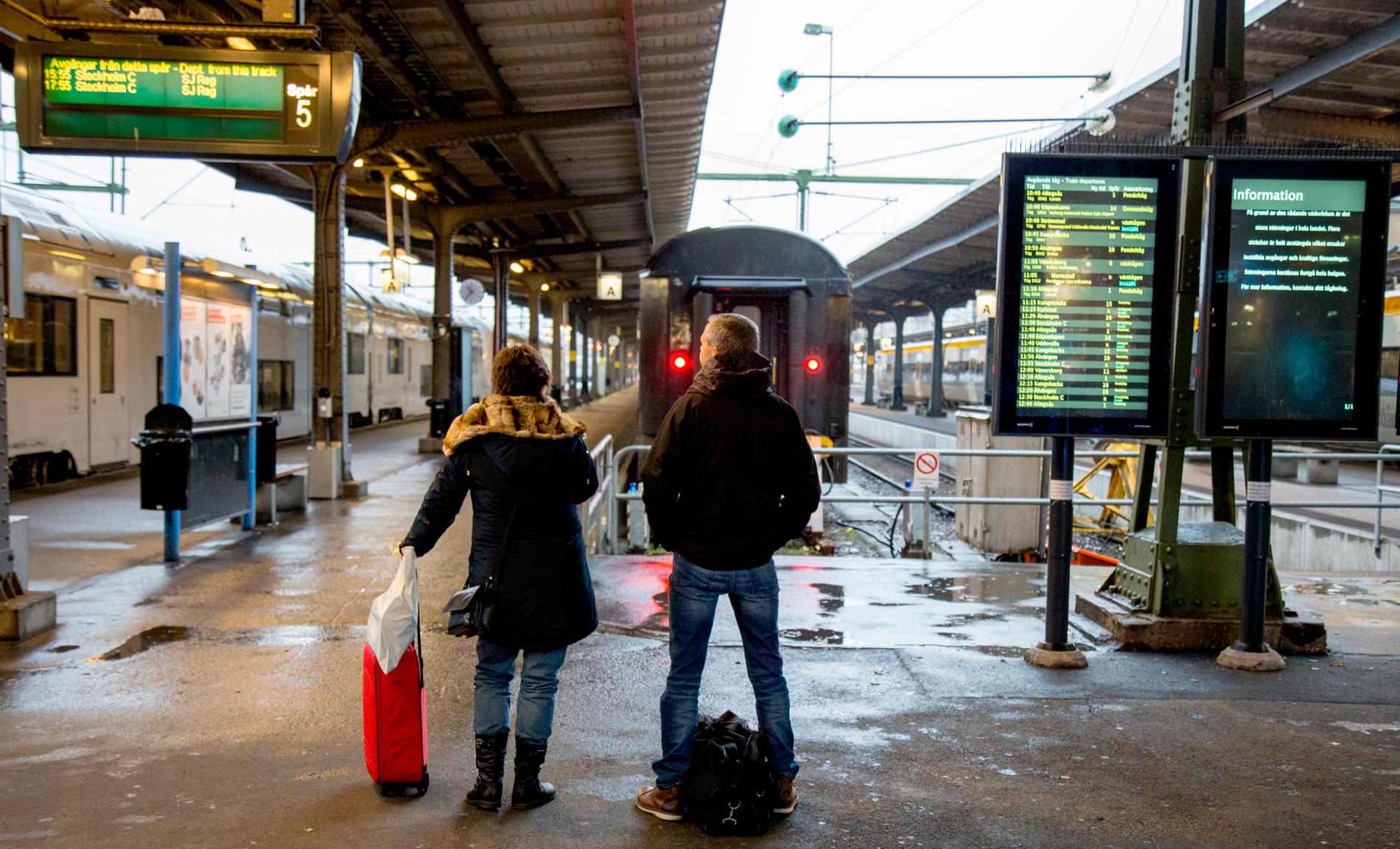 SJ uppger att all trafik på sträckorna Stockholm-Göteborg, Stockholm-Karlstad-Oslo och Stockholm-Nyköping ställs in fram till åtminstone 14.00 lördag eftermiddag.
