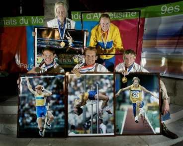 VM- hjältarna med sina signerade bilder, tagna av Aftonbladets fotograf Peter Kjellerås, som nu kan bli dina.