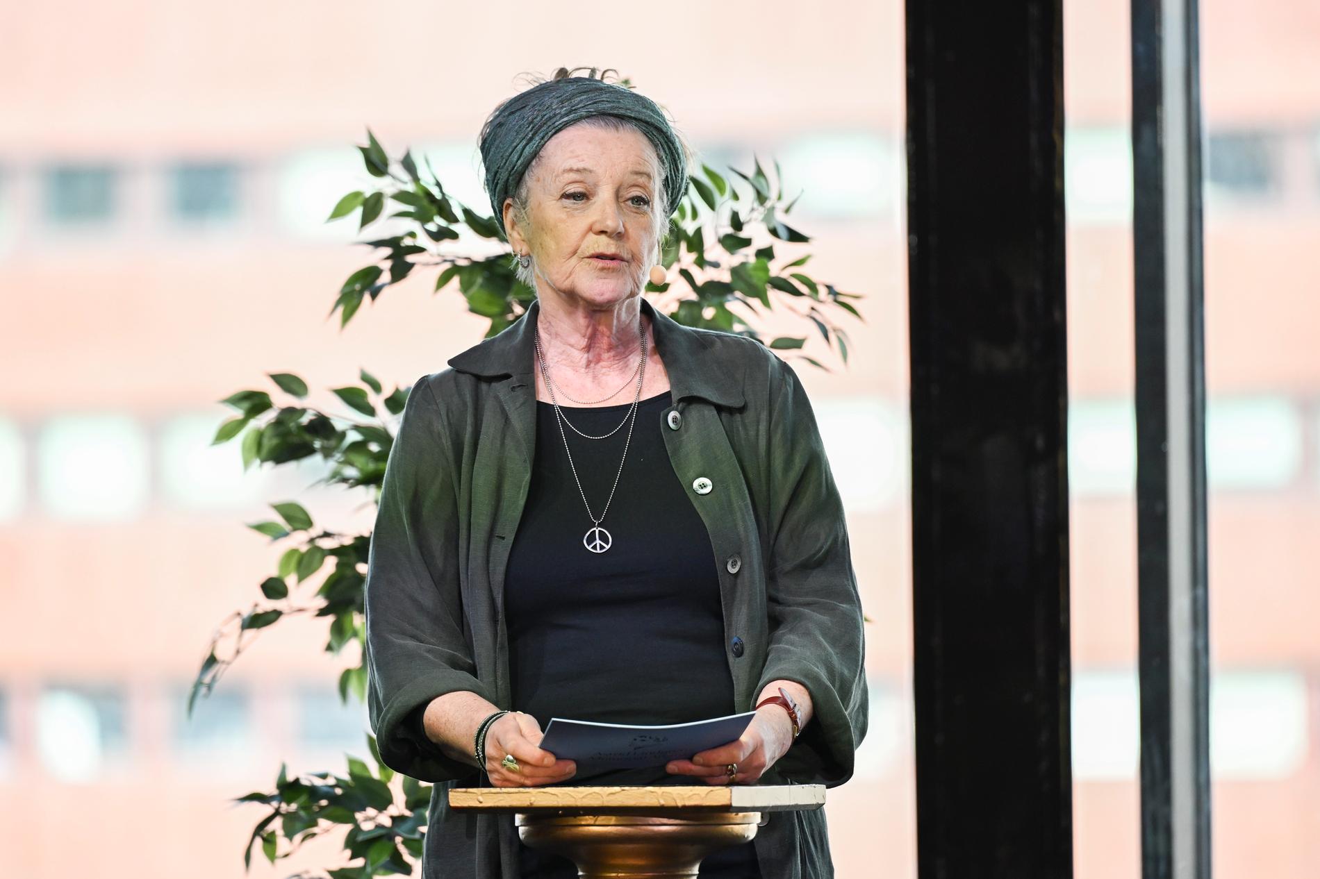 Annika Edlund tillkännager årets Almapristagare på Kulturhuset i Stockholm.