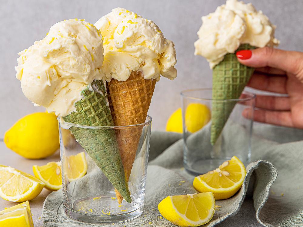 Sätt smak på glassen med citronsmakande och syrlig lemon curd.
