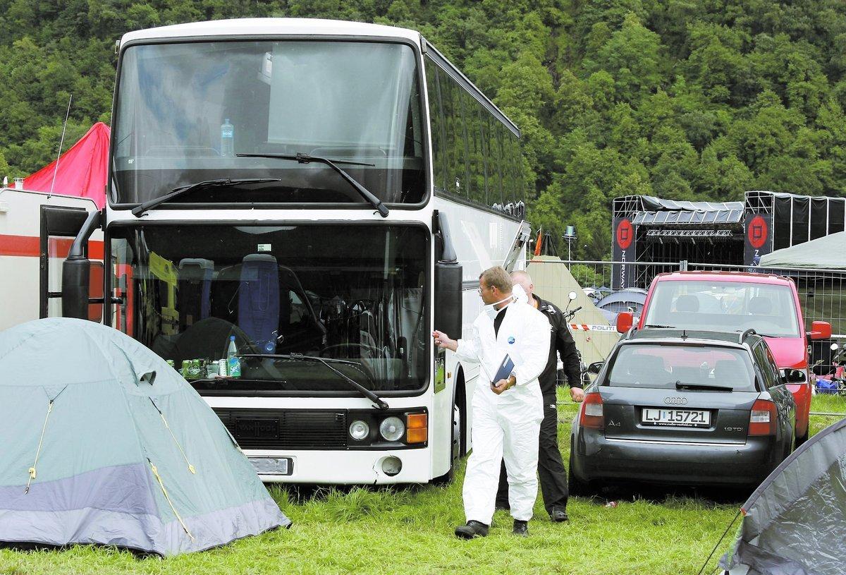 låg döda i bussen I en buss på festivalens camping hittades paret döda. De låg längst