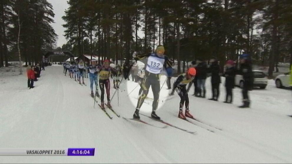 Här har Rasmus Ax precis klivit in i spåret framför Katerina Smutná för tajt och touchat hennes skidor.