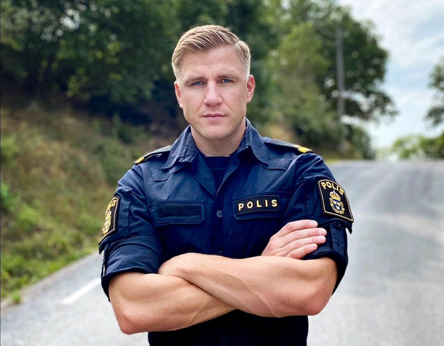 Fredrik Kärrholm i polisuniform i sin personvalskampanj.