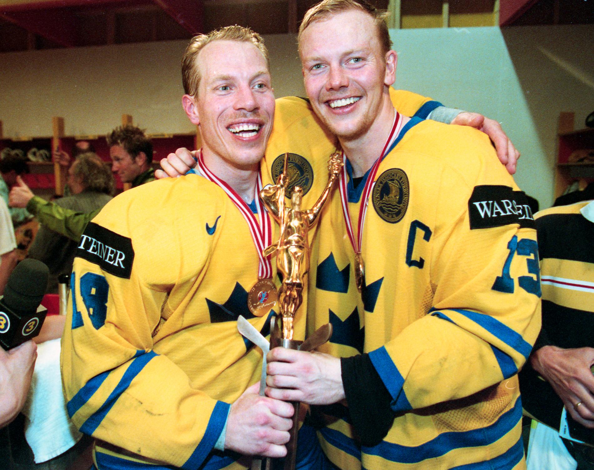 Jonas Bergqvist och Mats Sundin efter VM-guldet 1998. 