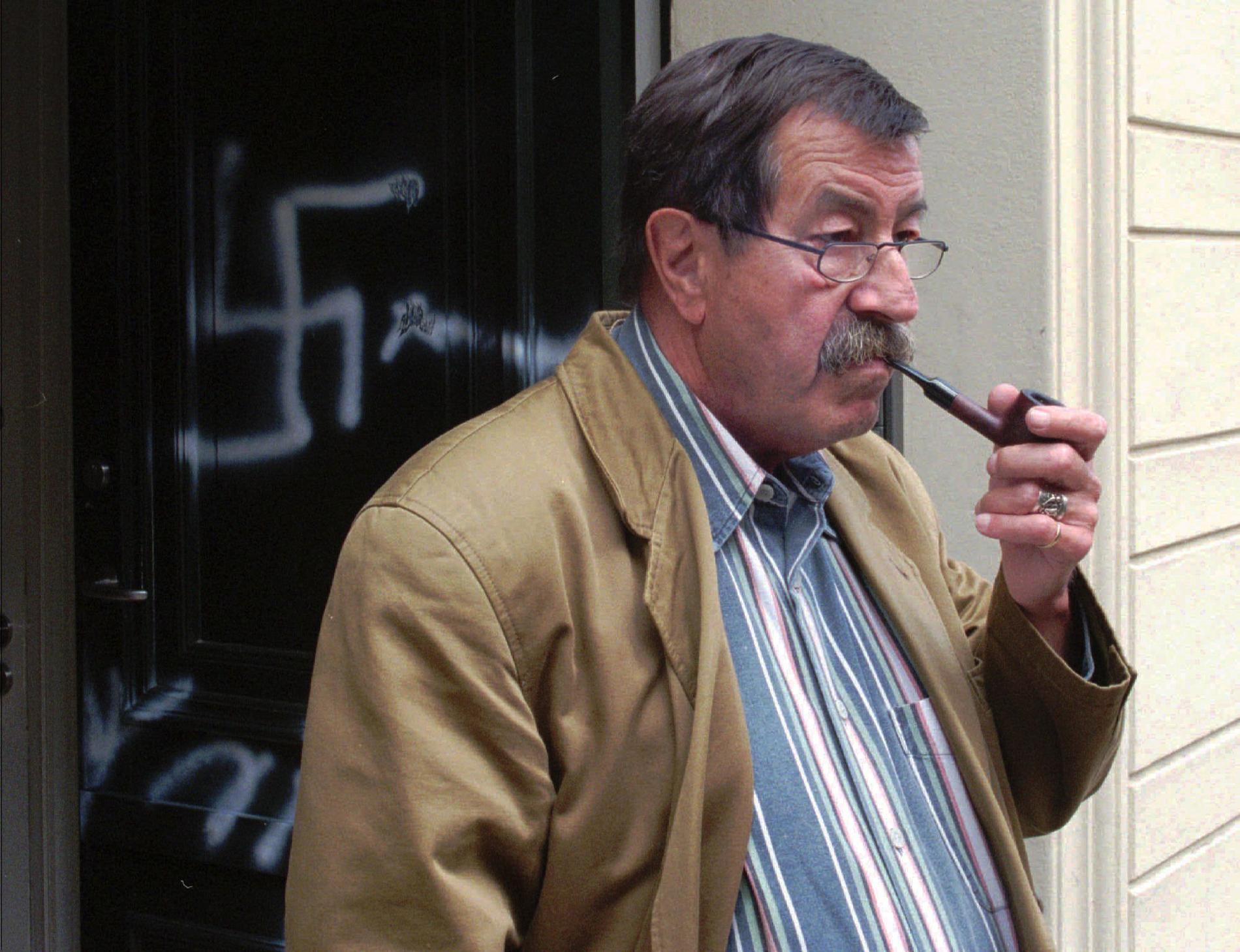 Nazikritikern Günter Grass utanför sitt hem som sprayats med hakkors, 1997.