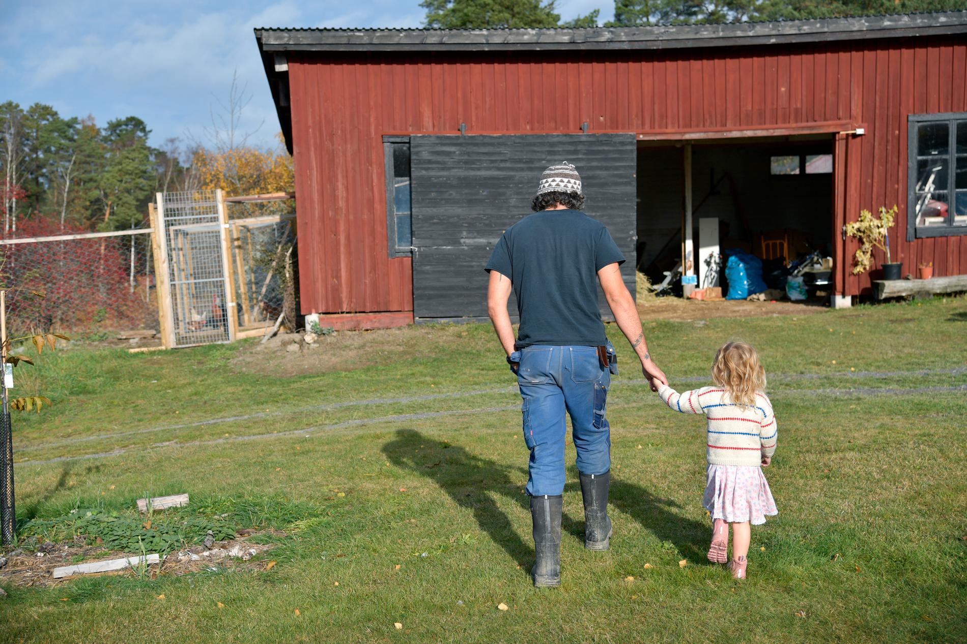 Kalle Zackari Wahlström och dottern Essa på gården.