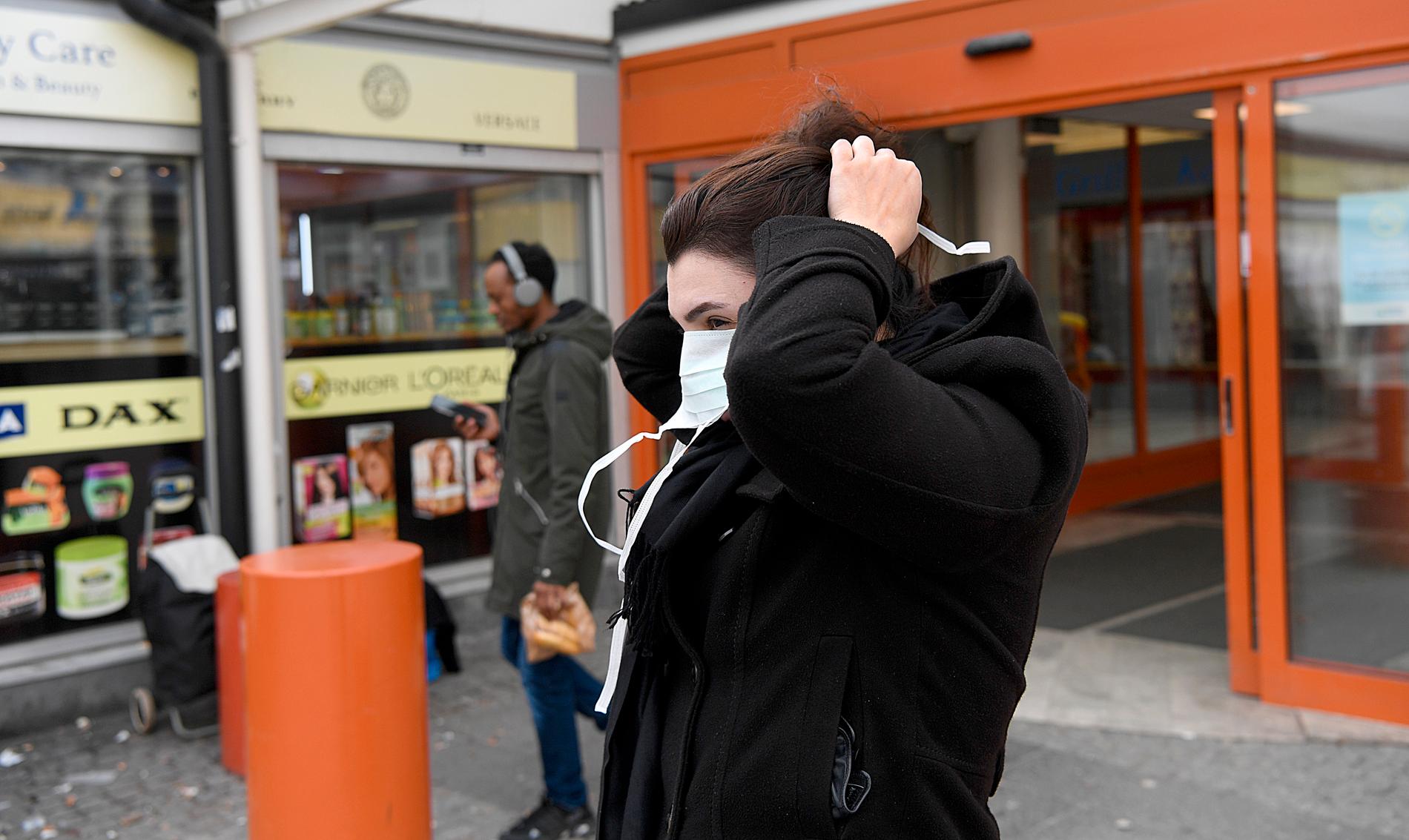 Många invånare i Järva använder munskydd när de är utomhus. 
