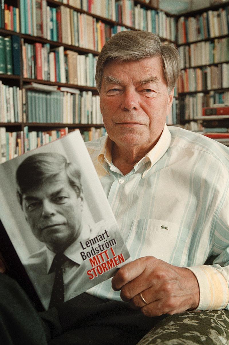 2001 gav Lennart Bodström ut sina memoarer ”Mitt i stormen”.