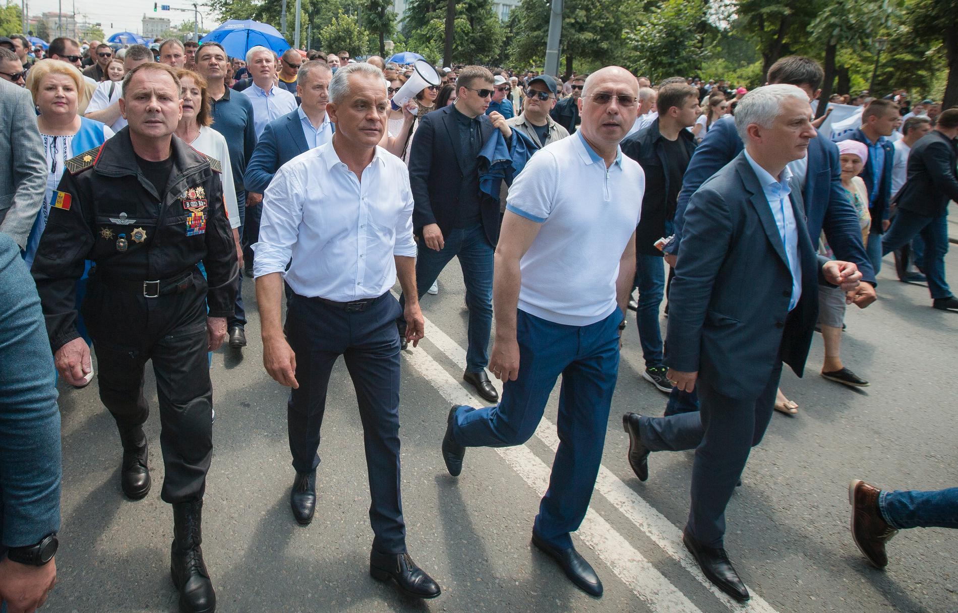 Demokratiska partiets ledare Vladimir Plahotniuc, som är Moldaviens de facto ledare, marscherade med premiärminister Pavel Filip i Chisinau för några dagar sedan. Nu väljer partiet att lämna ifrån sig makten. Bilden är tagen den 9 juni.