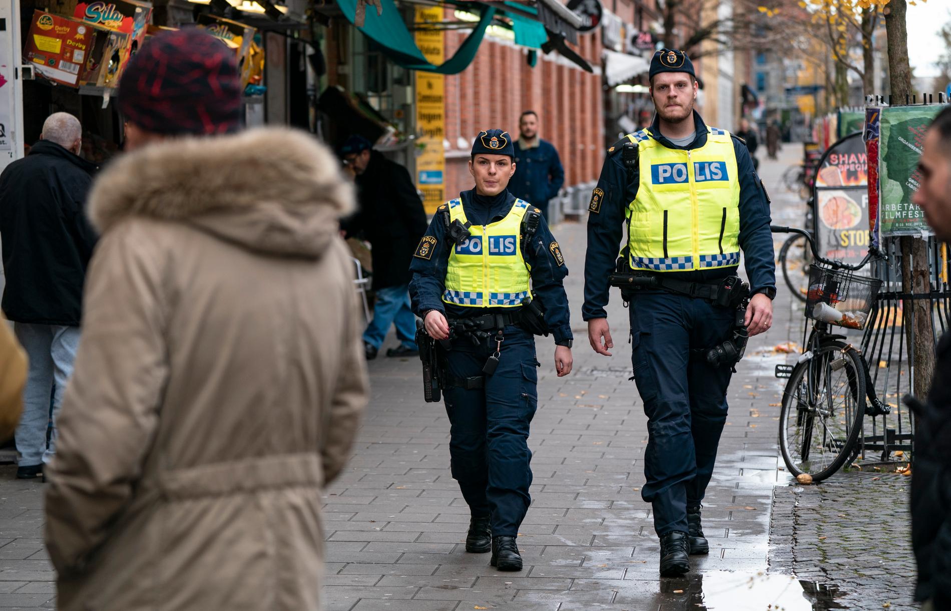 Poliser på Malmös gator.