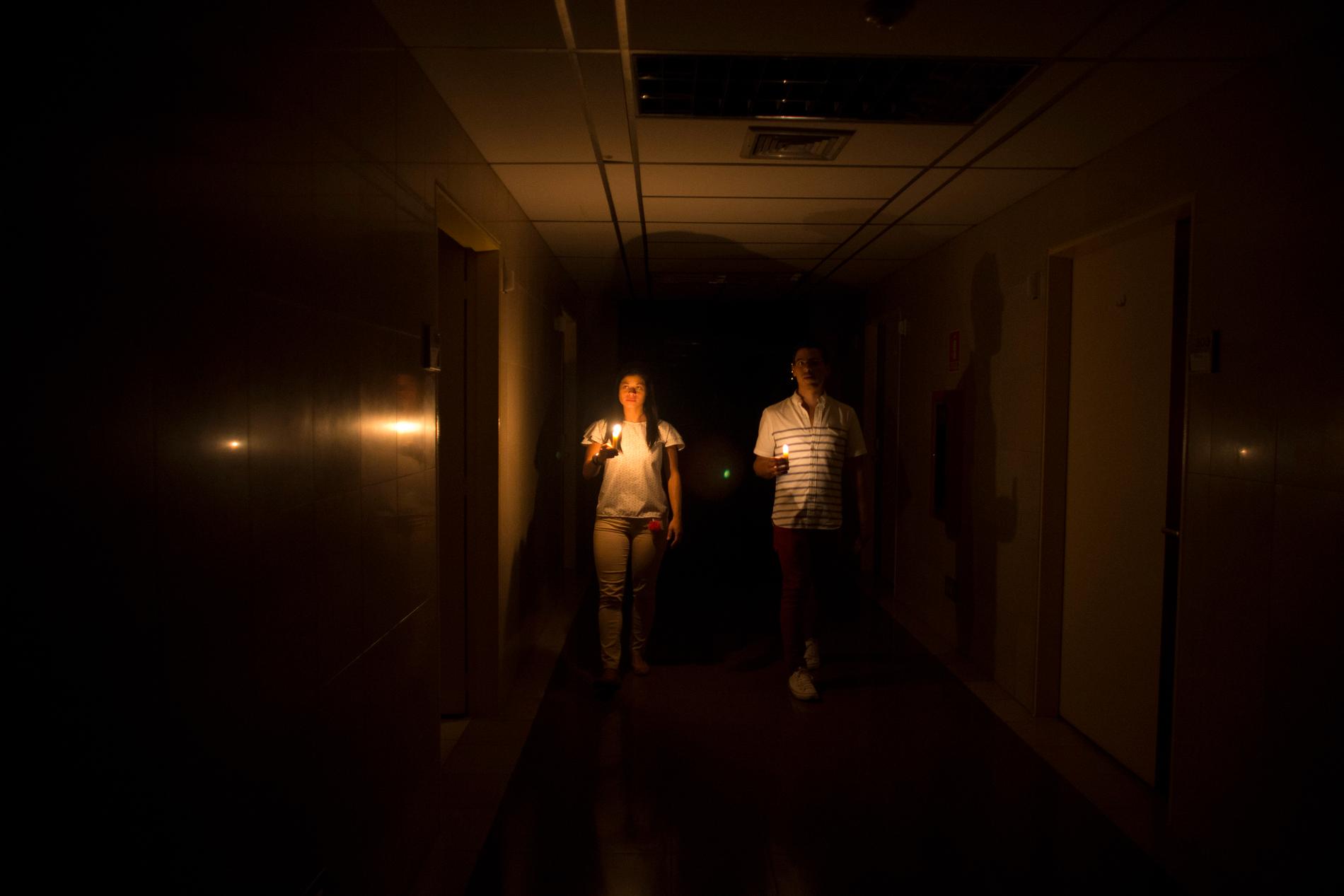 Anhöriga till en patient går i de mörklagda korridorerna på ett sjukhus.