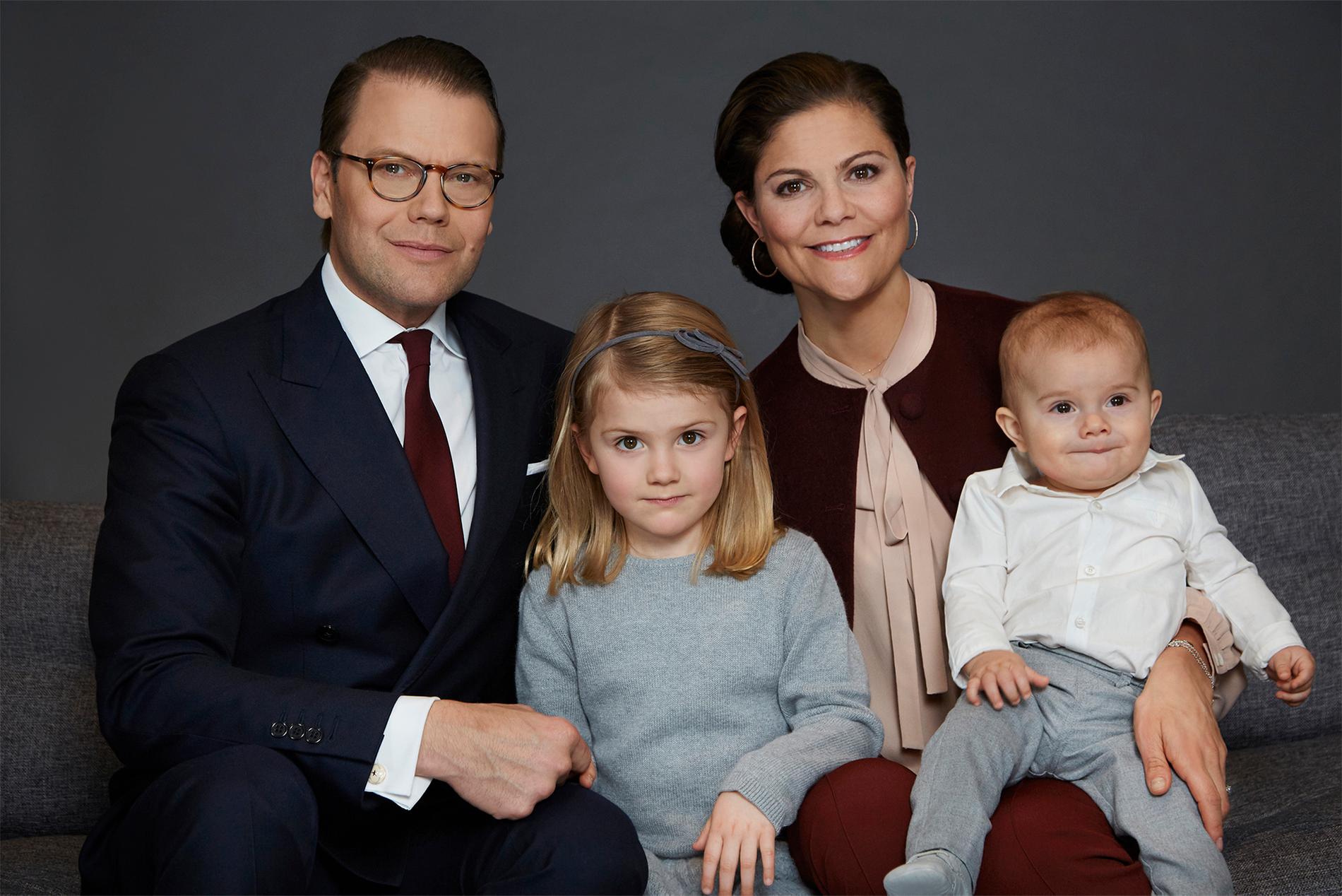 Prins Daniel och kronprinsessan Victoria med barnen Estelle och Oscar.