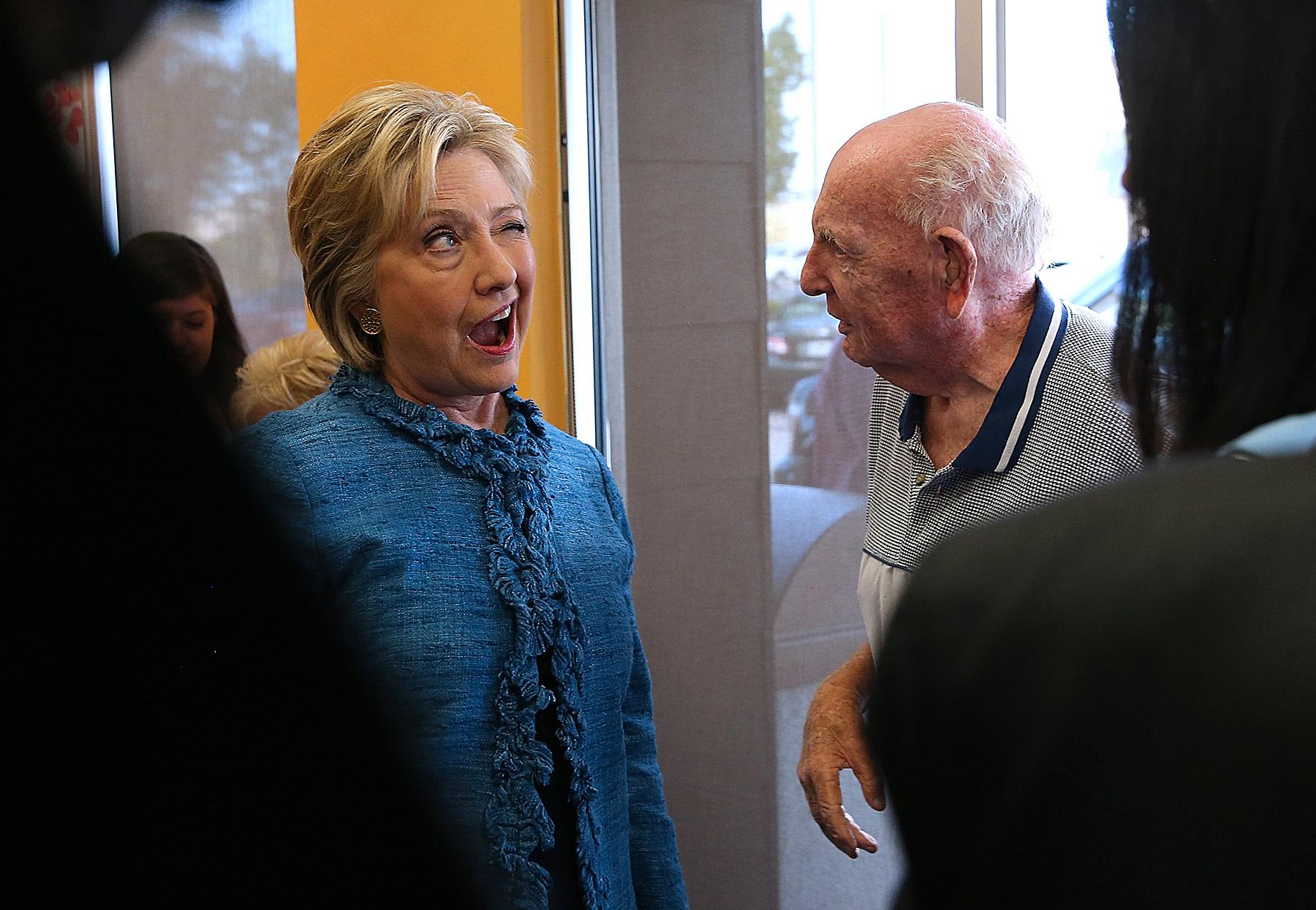 Hillary Clinton hälsar på Sam Oser under ett besök på Dunkin' Donutsi West Palm Beach, Florida.