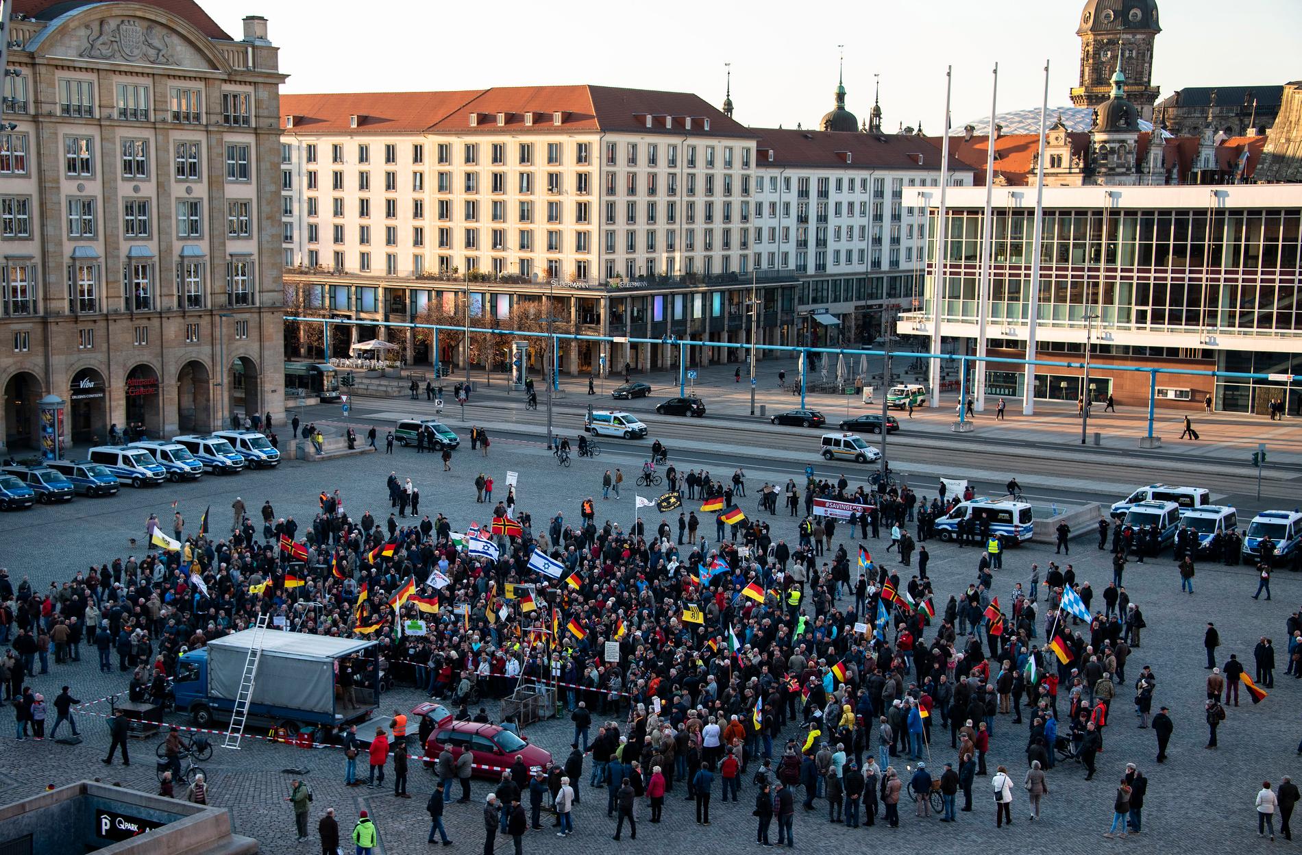 Pegidaanhängare demonstrerar i Dresden.