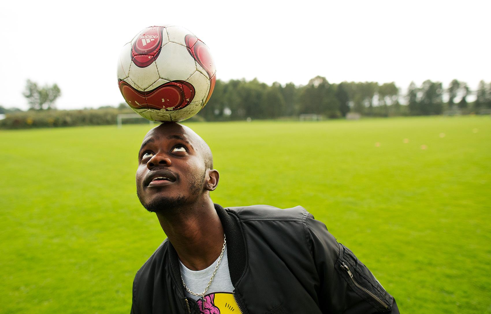När Nelson Tusiime kom till Sibbhult som 17-åring insåg han att det inte gick att göra som i Afrika, bara gå ut på byn och tala med folk. ”Jag började spela fotboll för att komma in i samhället och det har fungerat. Fotboll är ett eget språk.”