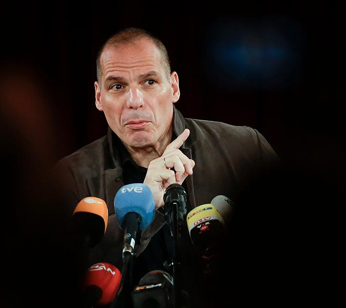 frontmannen Greklands karismatiske förre finansminister Yanis Varoufakis på podiet i Berlin i tisdags när Democracy in Europe Movement (DiEM 25) presenterades.
