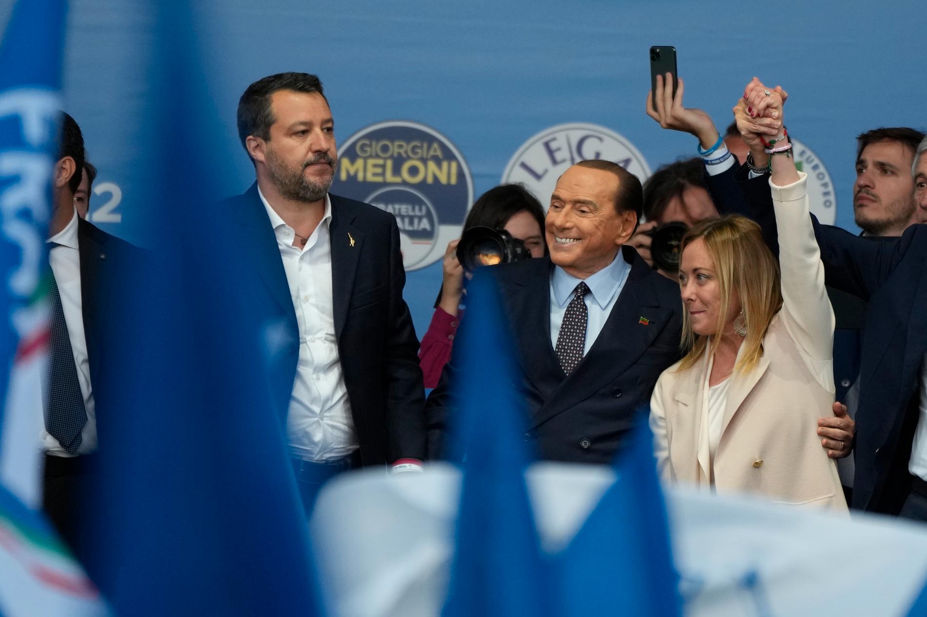 Matteo Salvini (Lega) och Silvio Berlusconi (Forza Italia) tillsammans med Giorgia Meloni i torsdags, under det sista valmötet före valet.