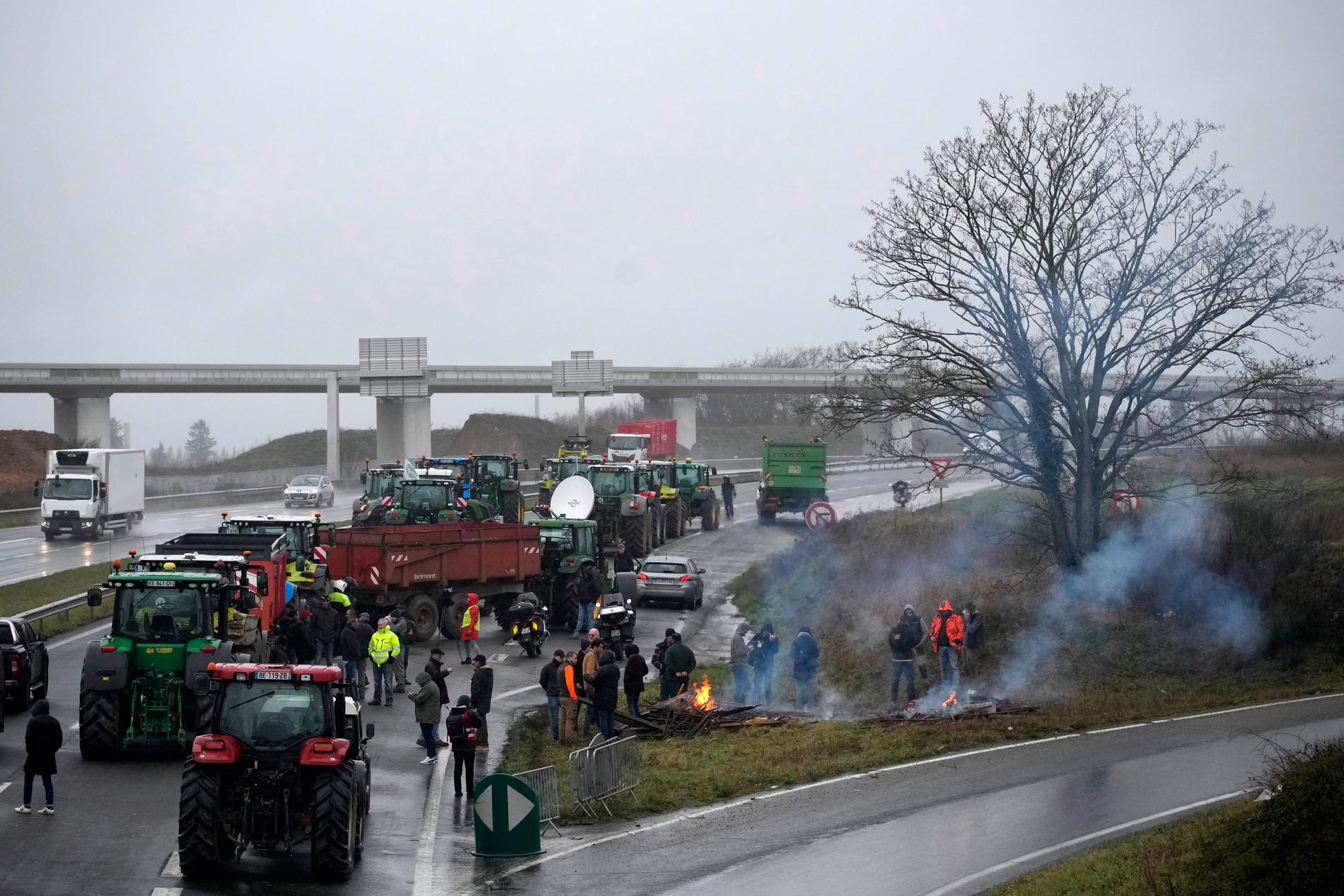 ”Gödselprotesterna” blockerar en motorväg till Paris.