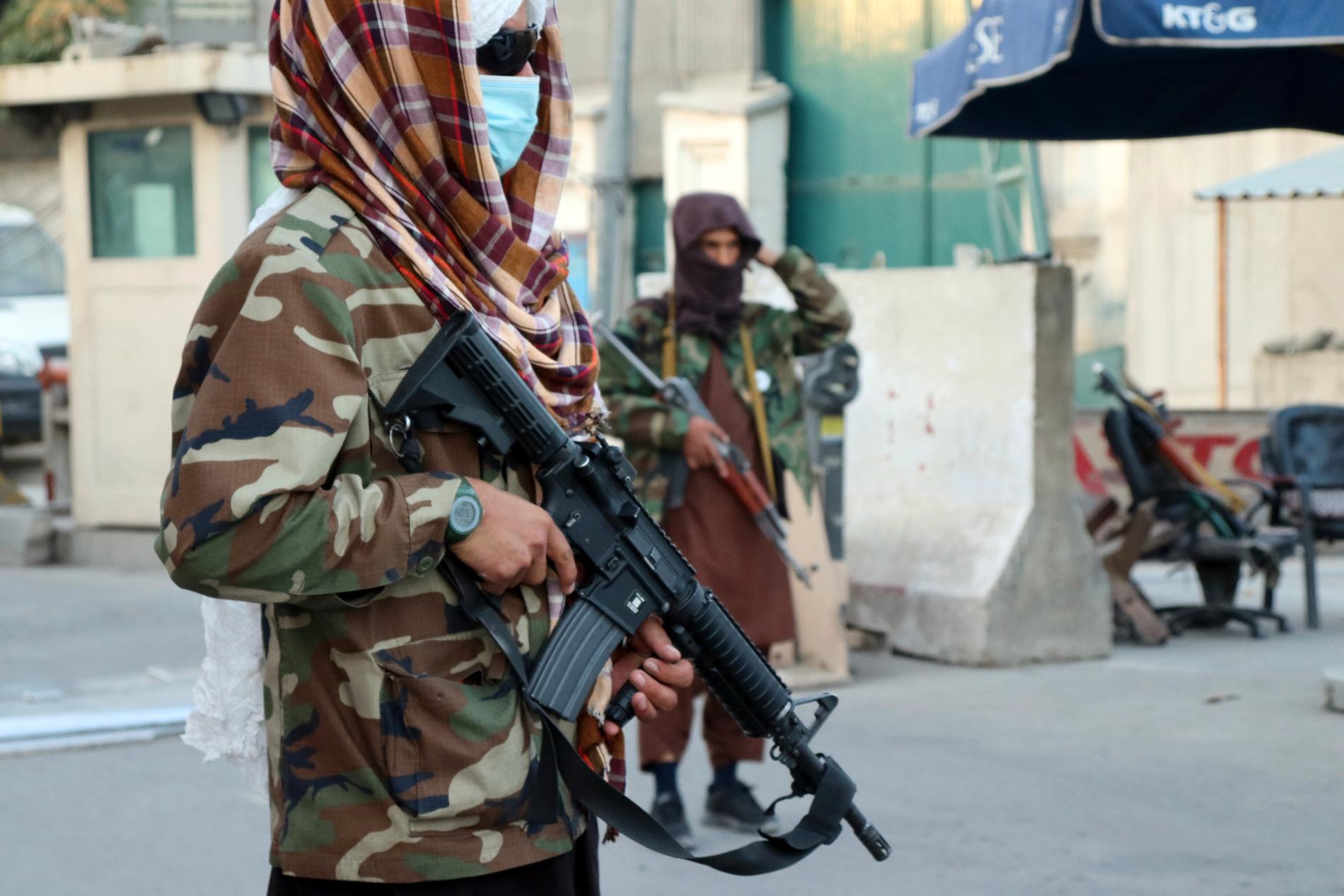 Talibaner vid en kontroll i Kabul.