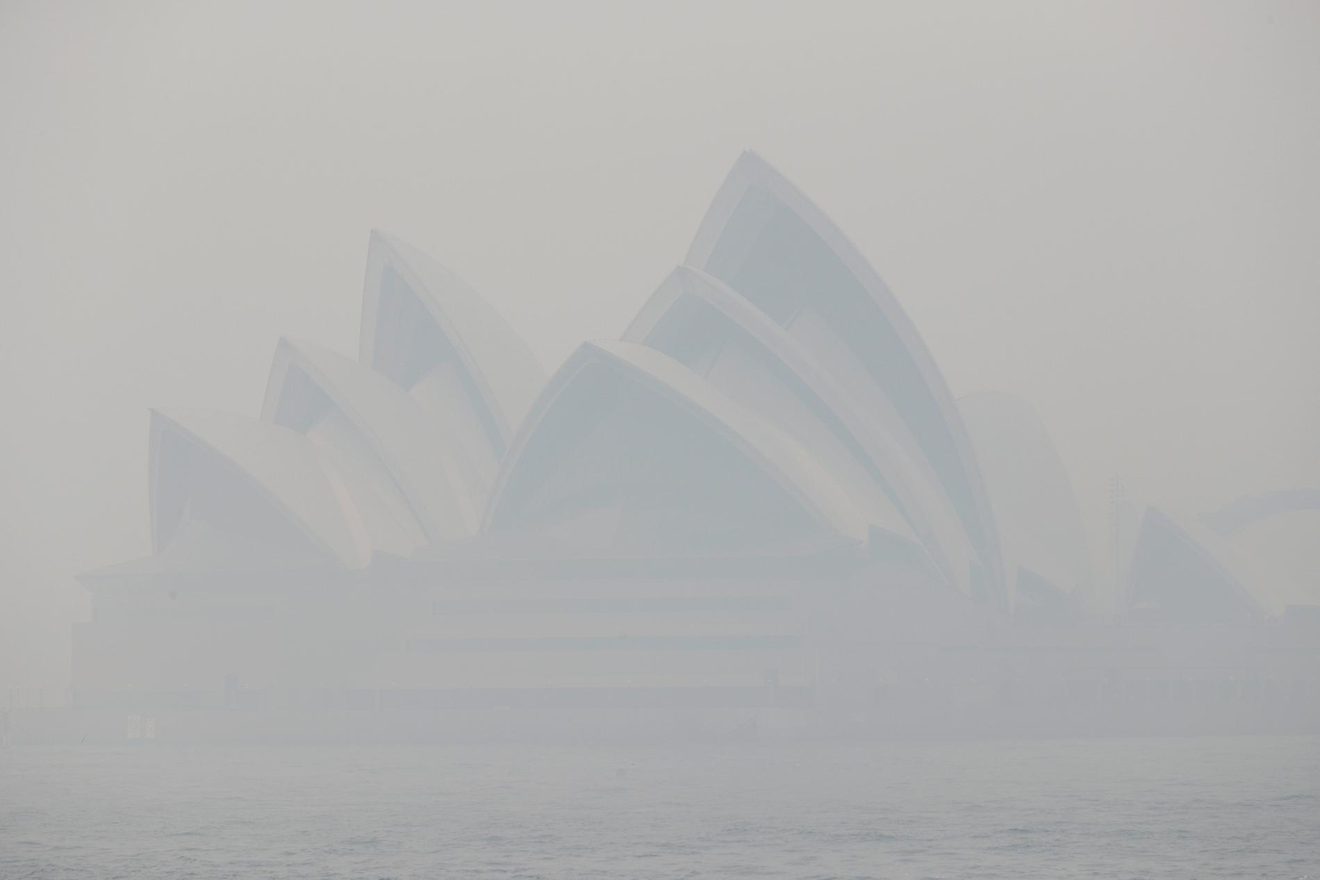 Operahuset i Sydney insvept i brandrök under tisdagsmorgonen.