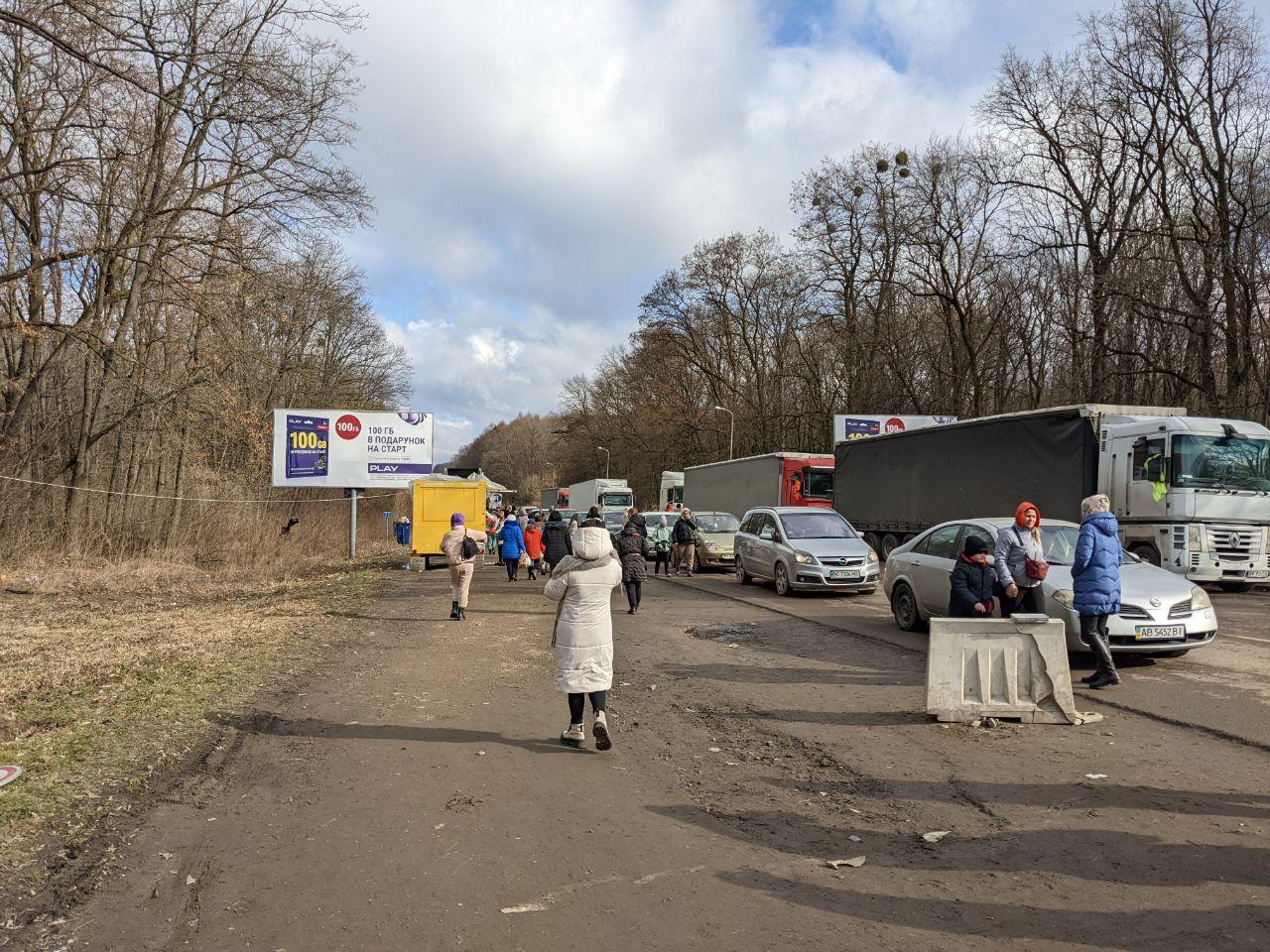 Bilden visar lastbilar med förnödenheter på väg till Lviv. 