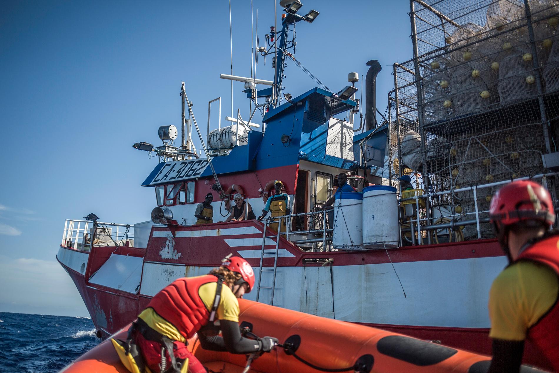 En spansk hjälporganisation assisterar en fiskebåt från samma land som räddat migranter utanför Libyens kust i slutet av november.