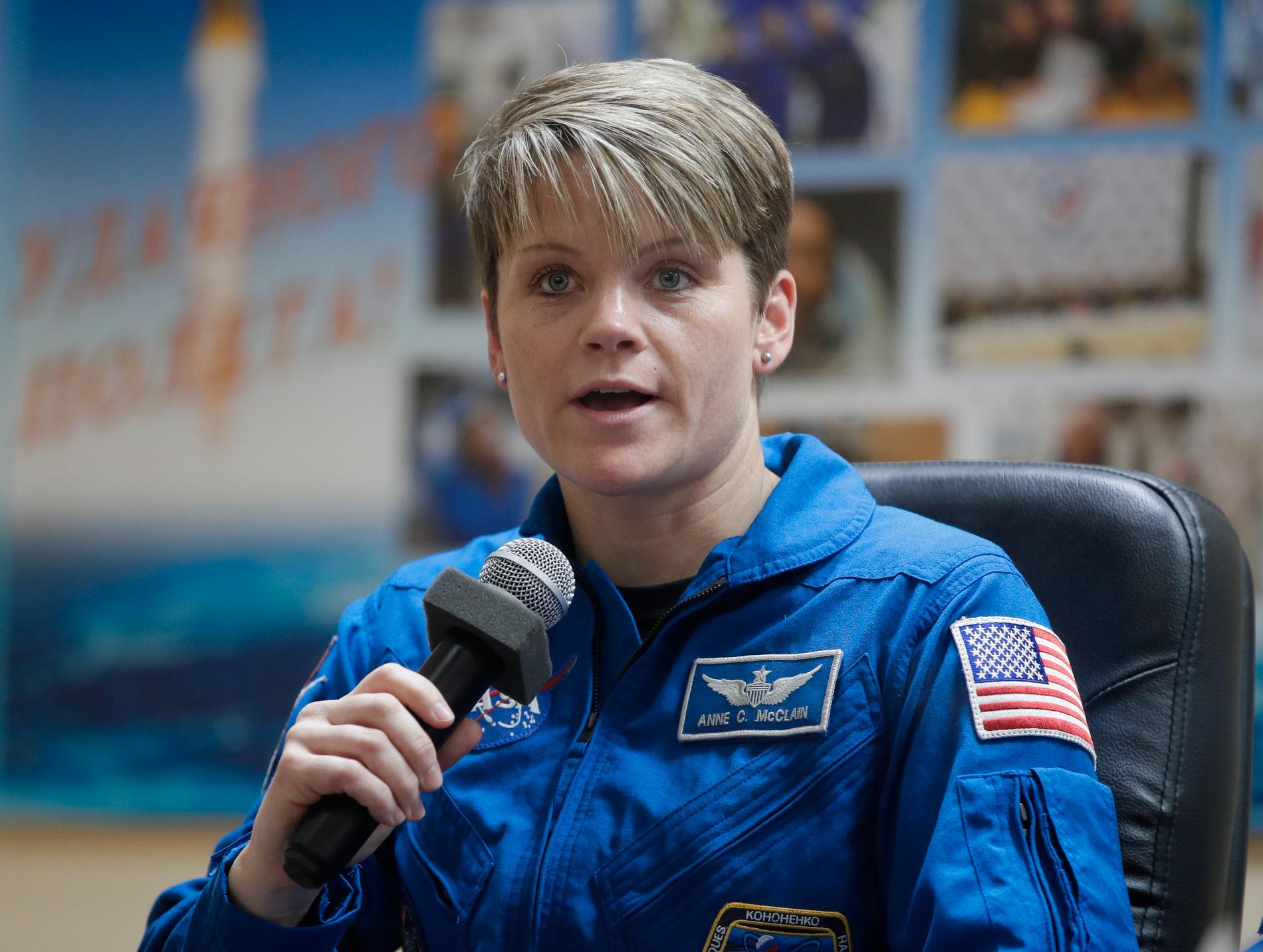 Den amerikanska astronauten Anne McClain vid en presskonferens i fjol.
