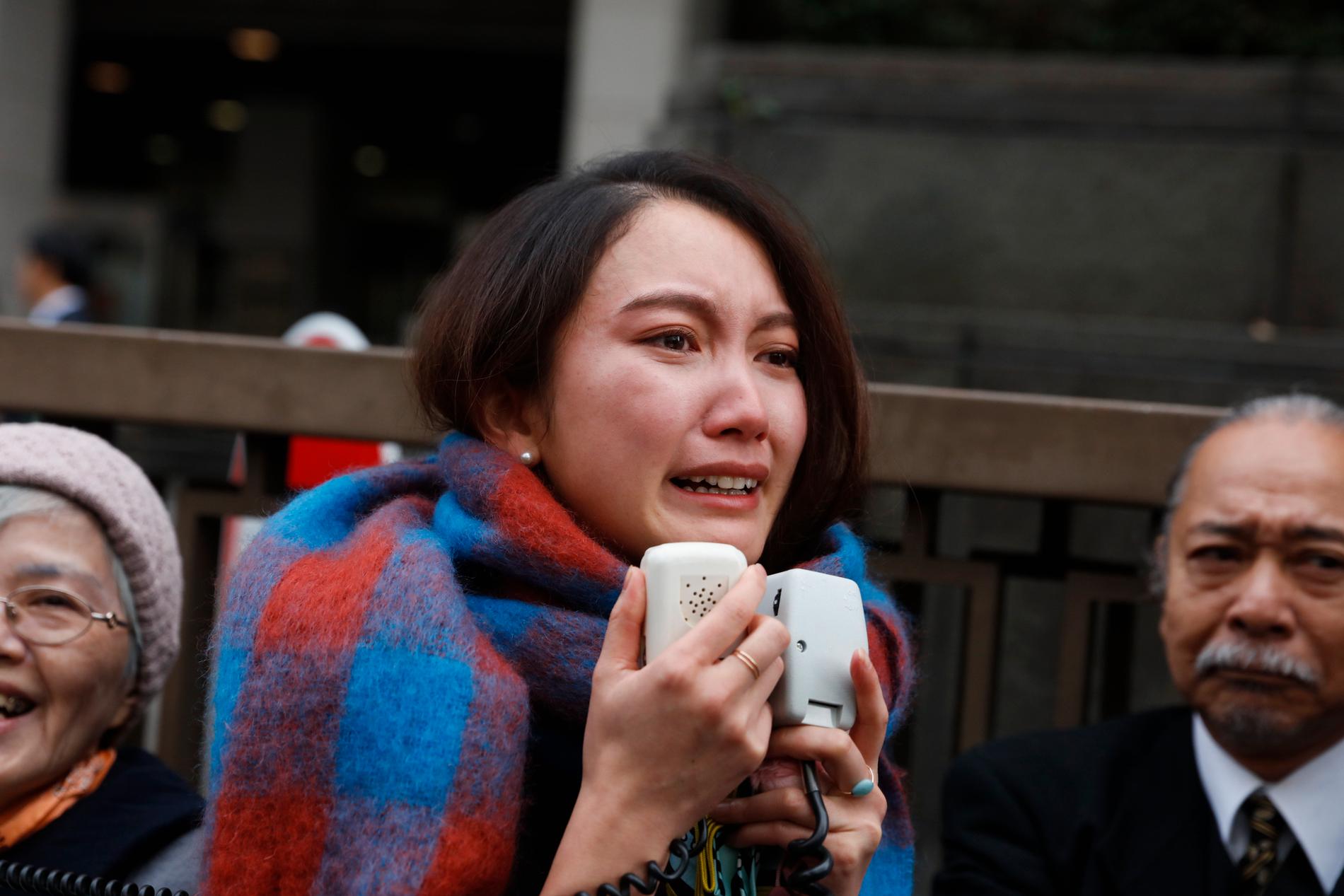 Frilansjournalisten Shiori Ito i tårar medan hon pratar till sina anhängare utanför rättssalen i Tokyo.