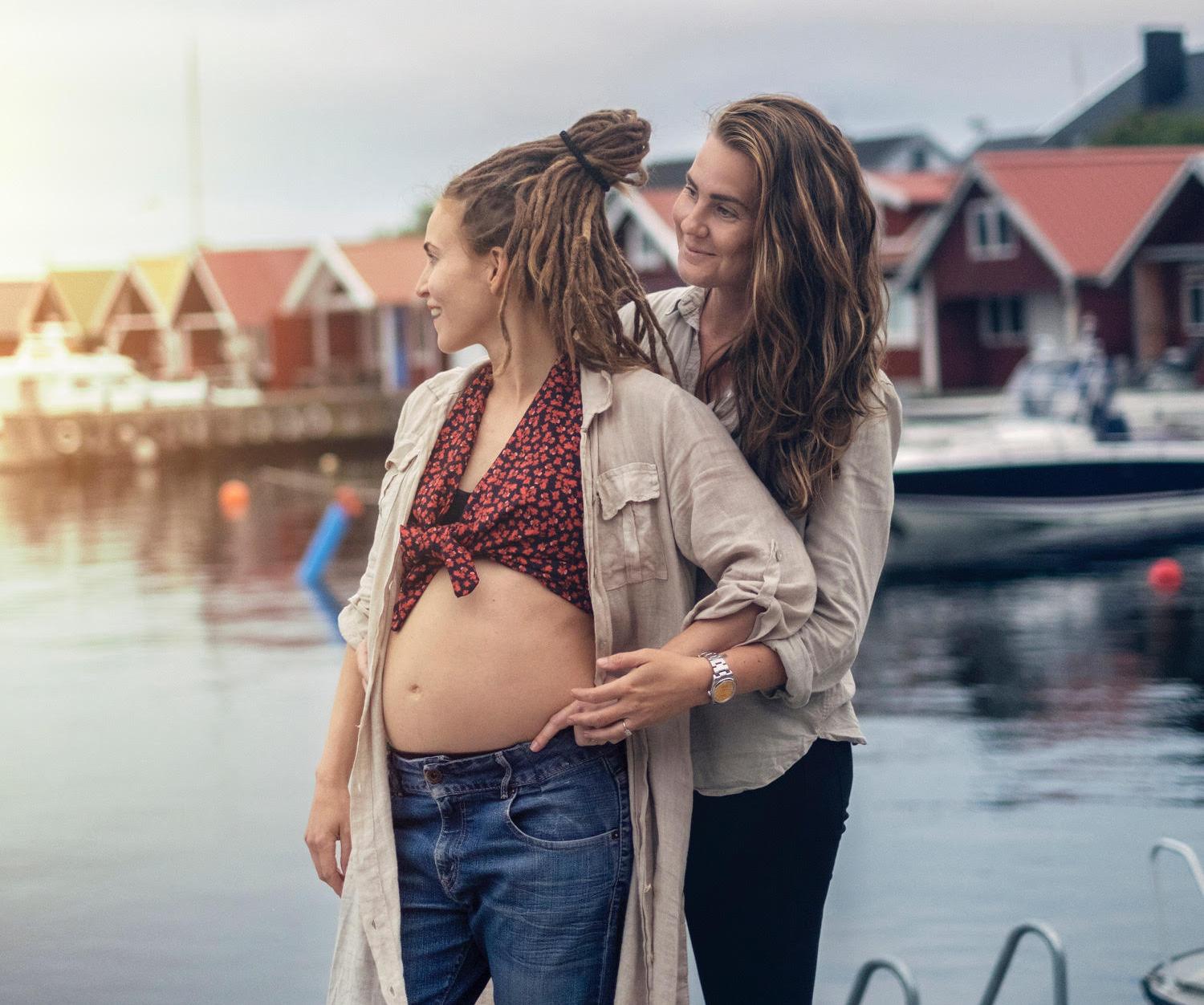 Mariette och fästmön Isabelle Grönqvist väntar barn med hjälp av IVF. Nu vädjar de om att fler människor ska överväga donationer för att kunna hjälpa.
