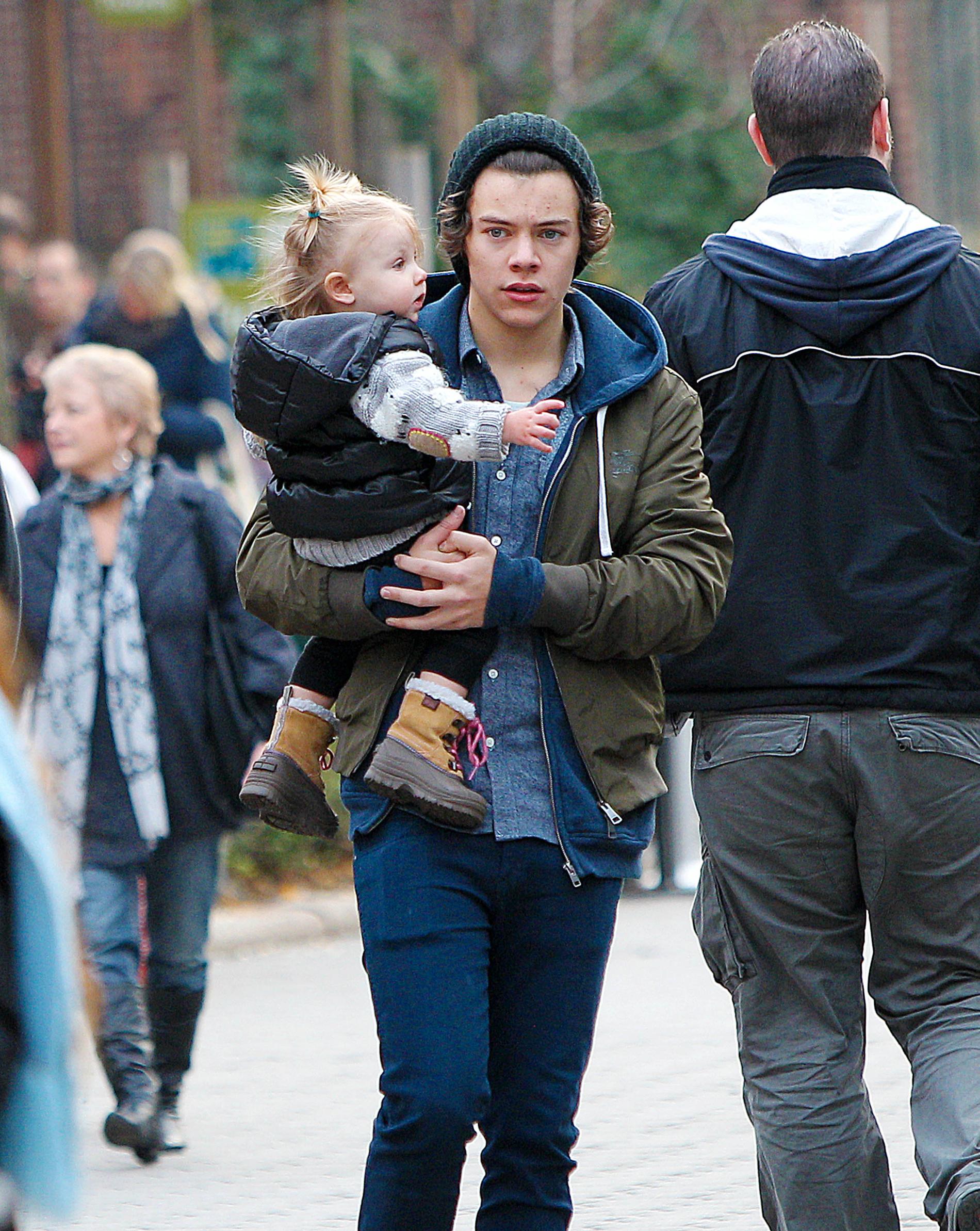 Harry Styles med ett litet barn