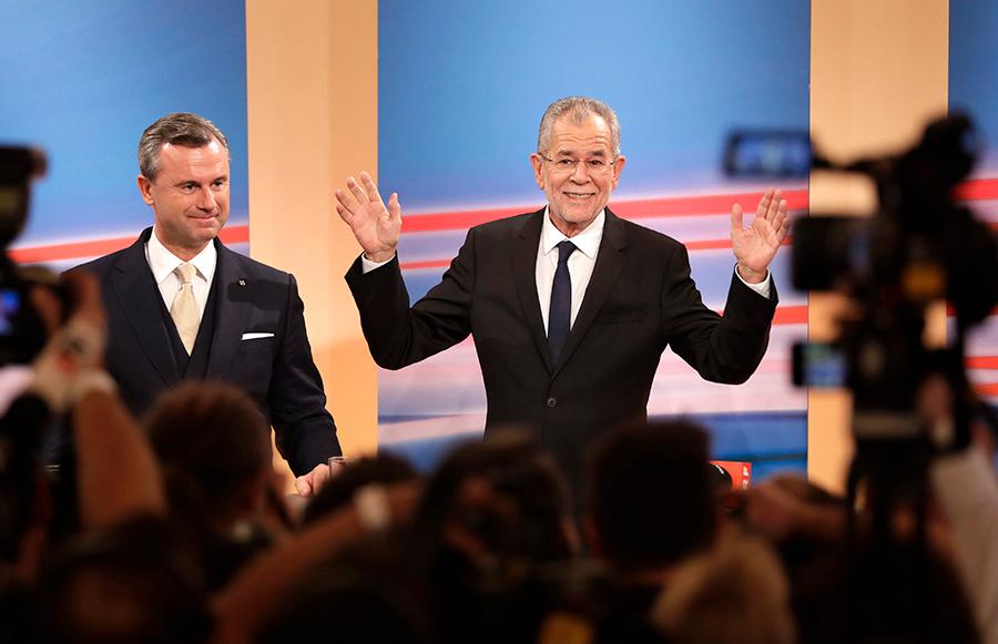 ÖSTERRIKES NYE PRESIDENT Den oberoende gröna kandidaten Alexander Van der Bellen jublar efter att han besegrat högerpopulisten Norbert Hofer, till vänster, i gårdagens val.