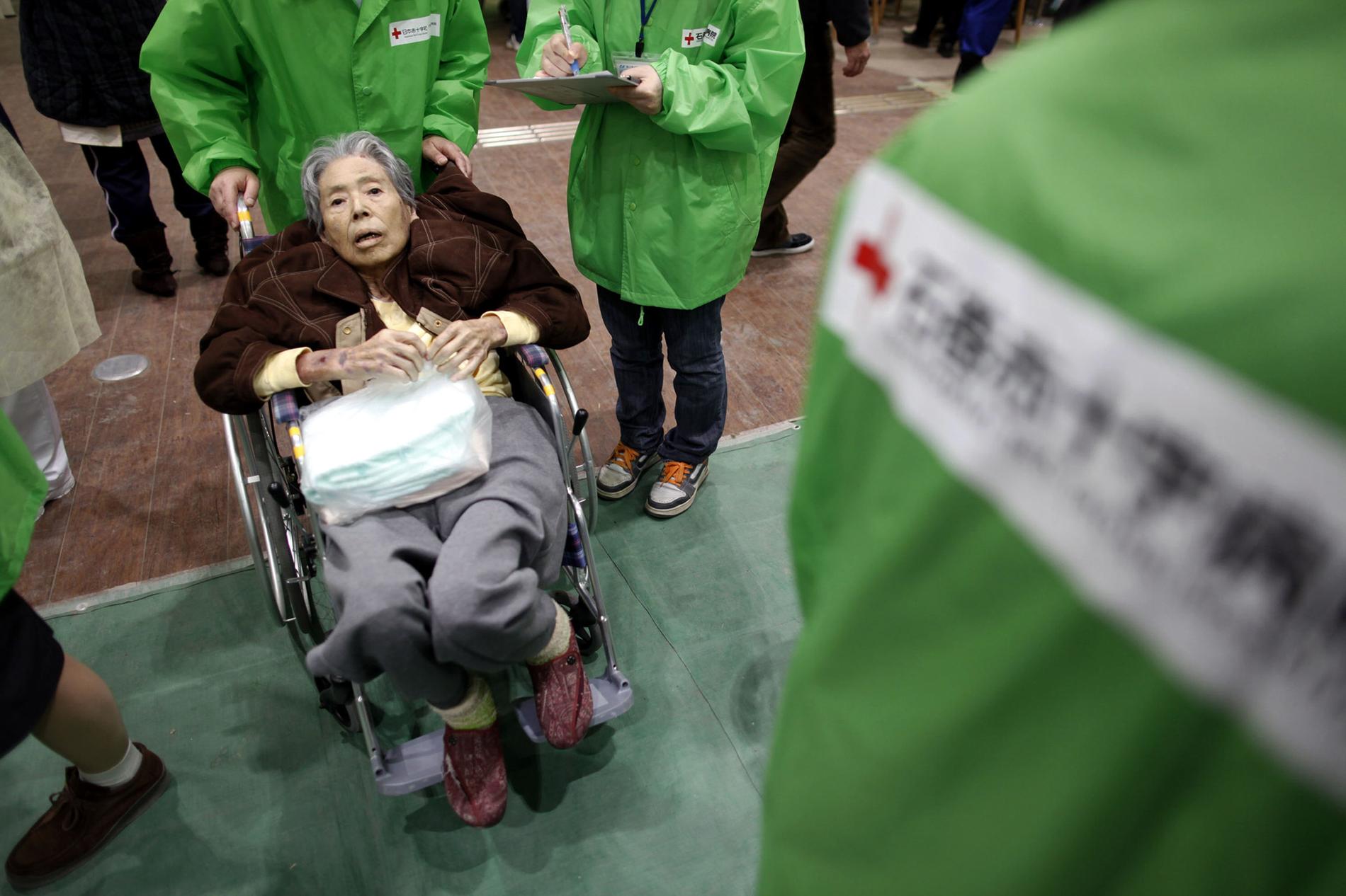 Hjälplös En äldre kvinna får hjälp på röda korsets sjukhus i Ishinomaki i Miyagi-prefekturen.