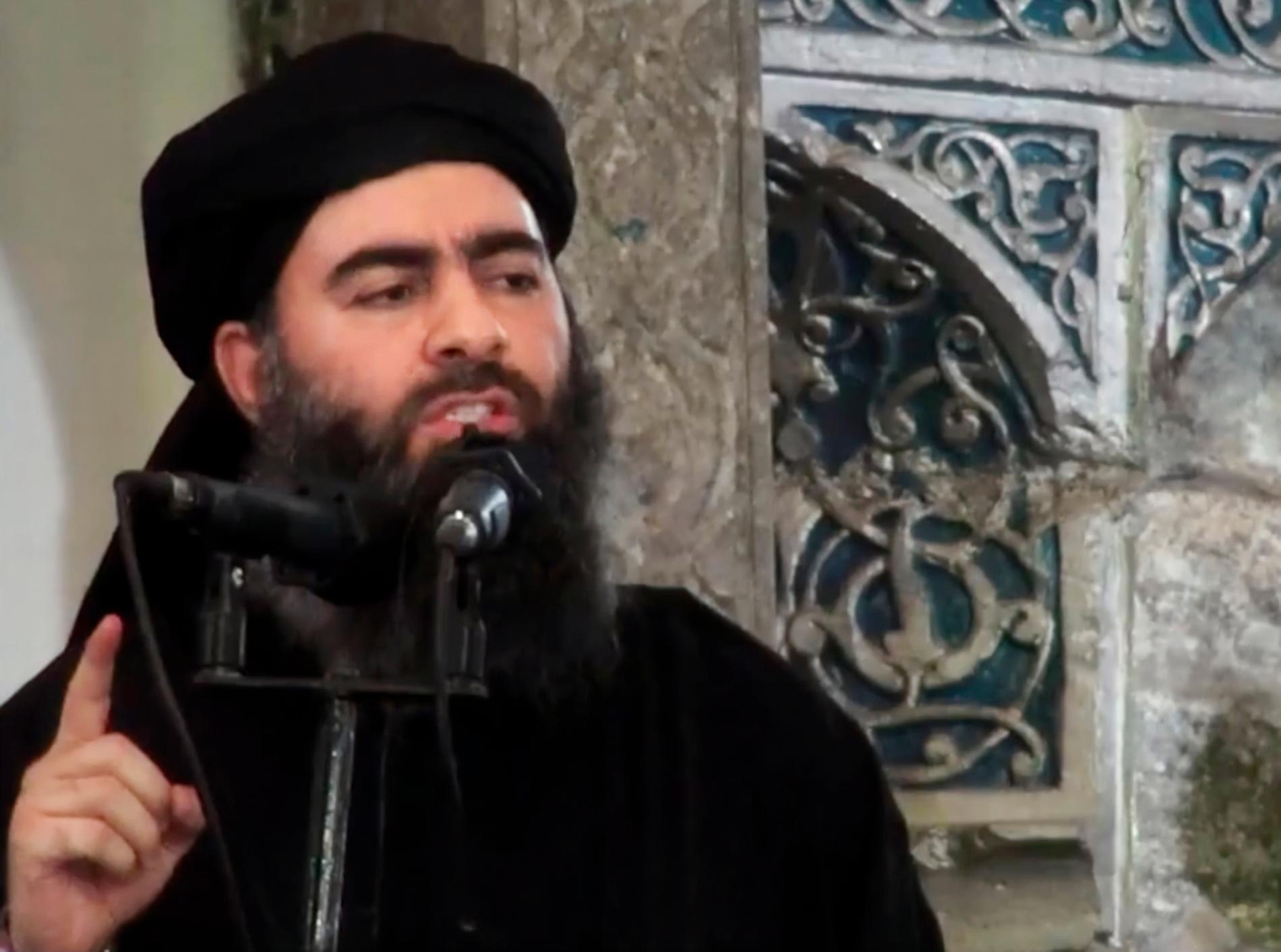 Abu Bakr al-Baghdadi under sitt första officiella framträdande i en moské 2014. IS-ledaren dödades efter en amerikansk attack som inleddes på lördagskvällen. Arkivbild.