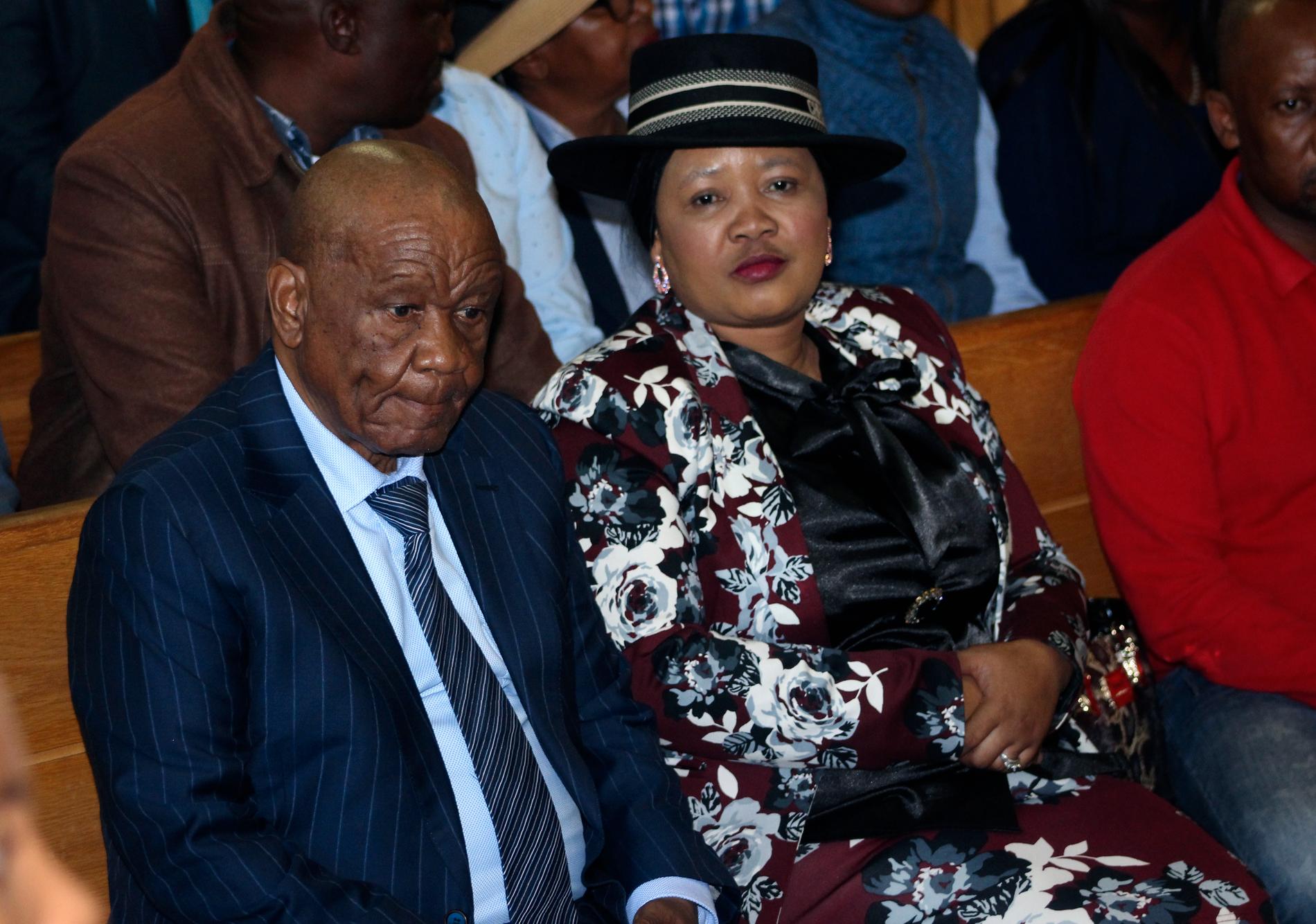 Lesothos förre premiärminister Thomas Thabane med sin fru Maesaiah i rätten i februari. Arkivbild.