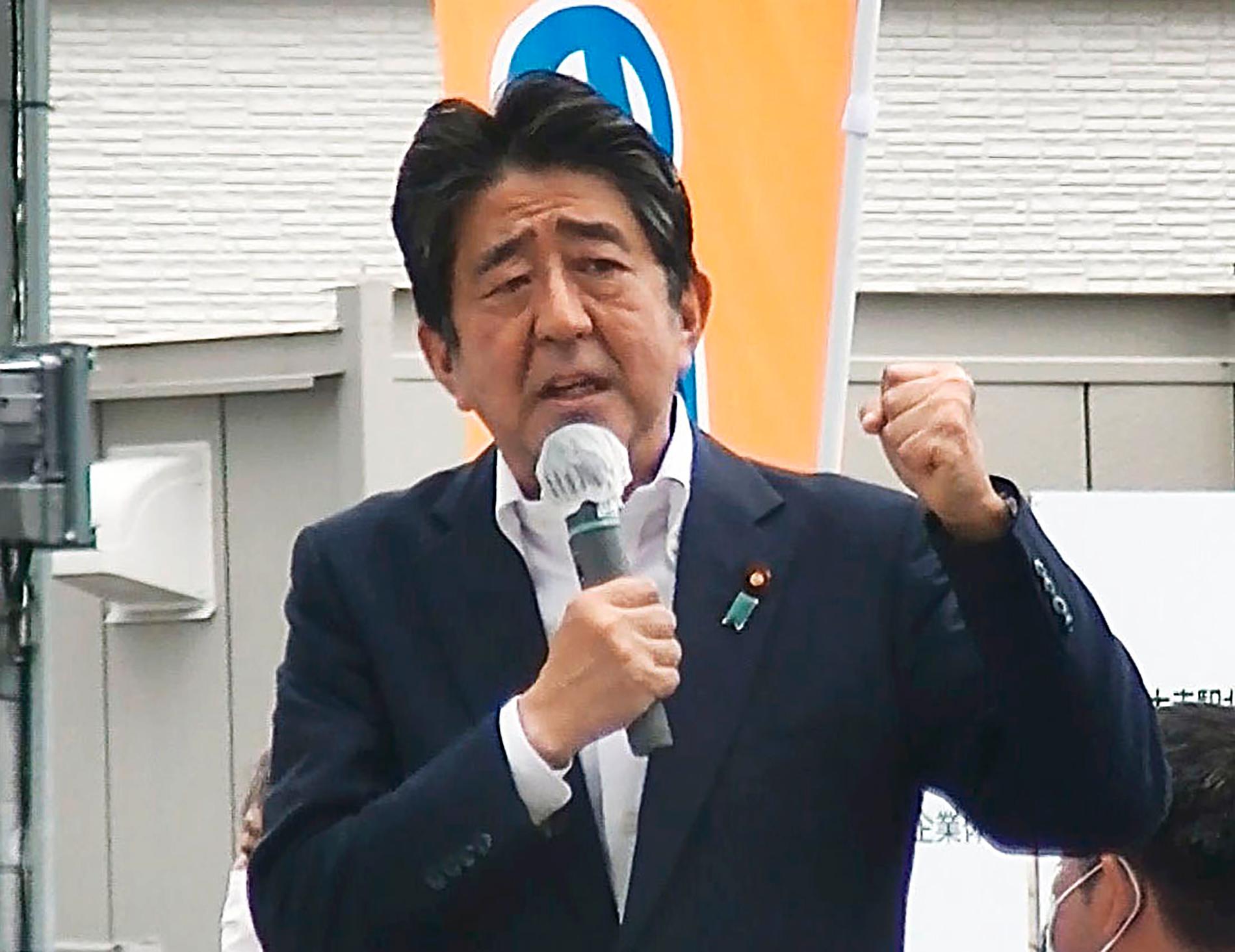 Japans tidigare premiärminister Shinzo Abe under talet i Nara, i västra Japan, innan han blev skjuten.