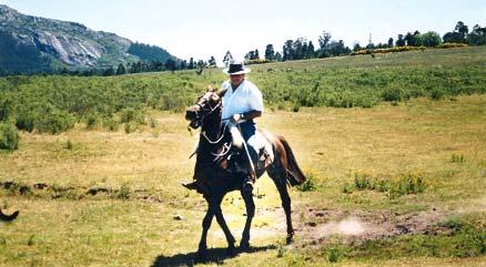 När militärerna tog makten i Uruguay på 1970-talet hade Alvaro Mlburn bara ett val – att fly. Han hamnade i Göteborg men är nu tillbaka i sitt hemland och driver ranchen Estancia Quebrada del Castillo med 68 hästar.