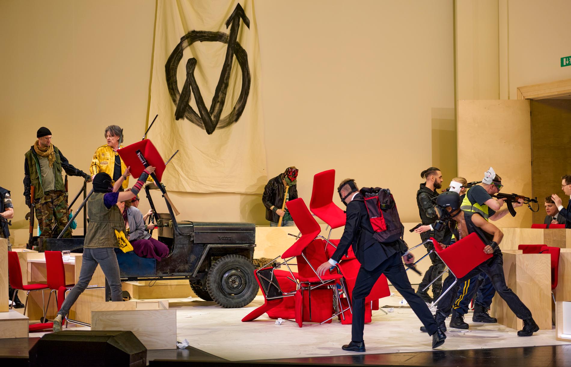 Daniel Ralphsson, Mats Persson och Göteborgsoperans kör bland kalasjinikovs och Wagnertrupper  i Verdis ”Nabucco”.