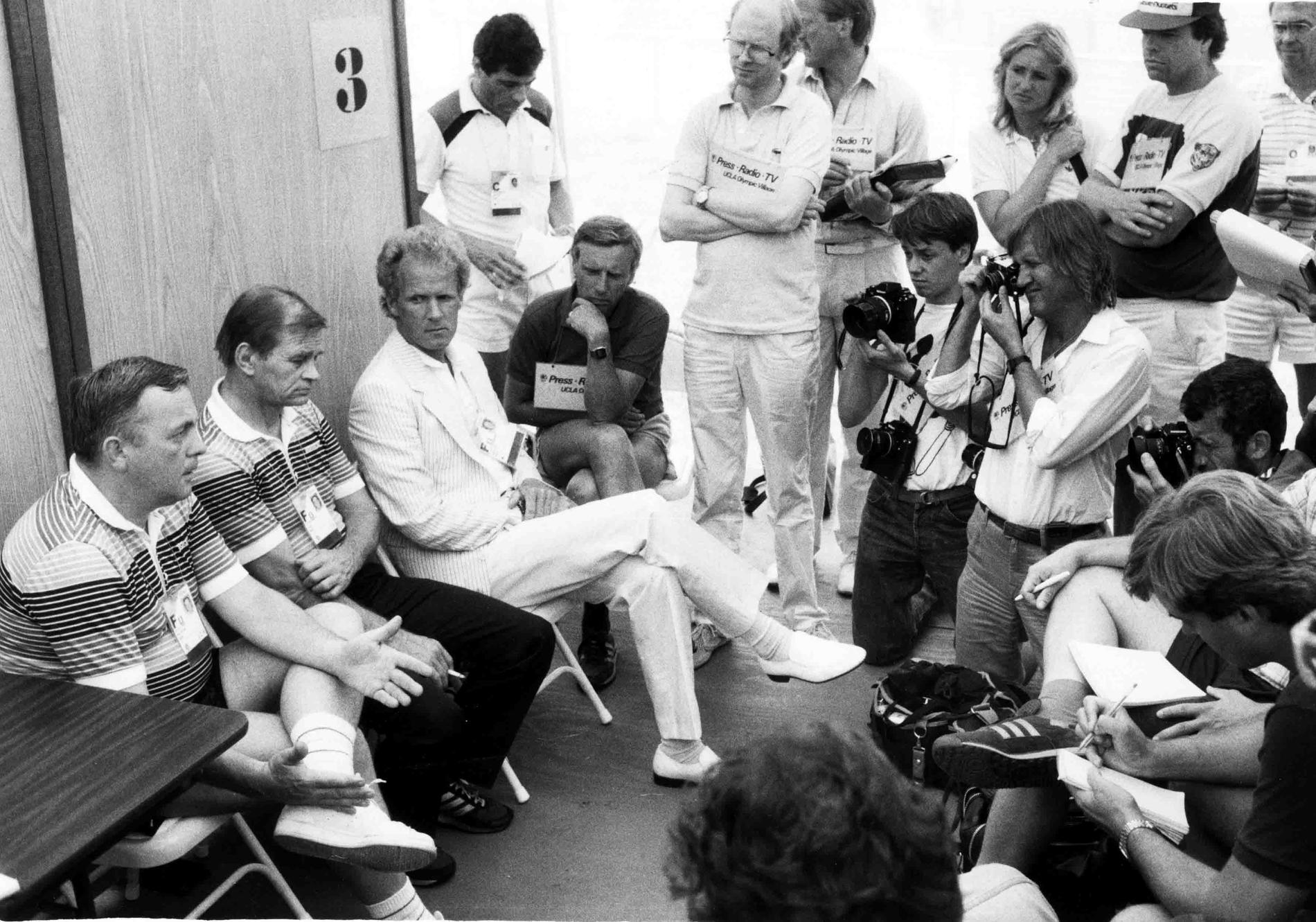 Leo Honkala och resten av Sveriges brottarstab under dopningsskandalen vid OS i Los Angeles 1984.