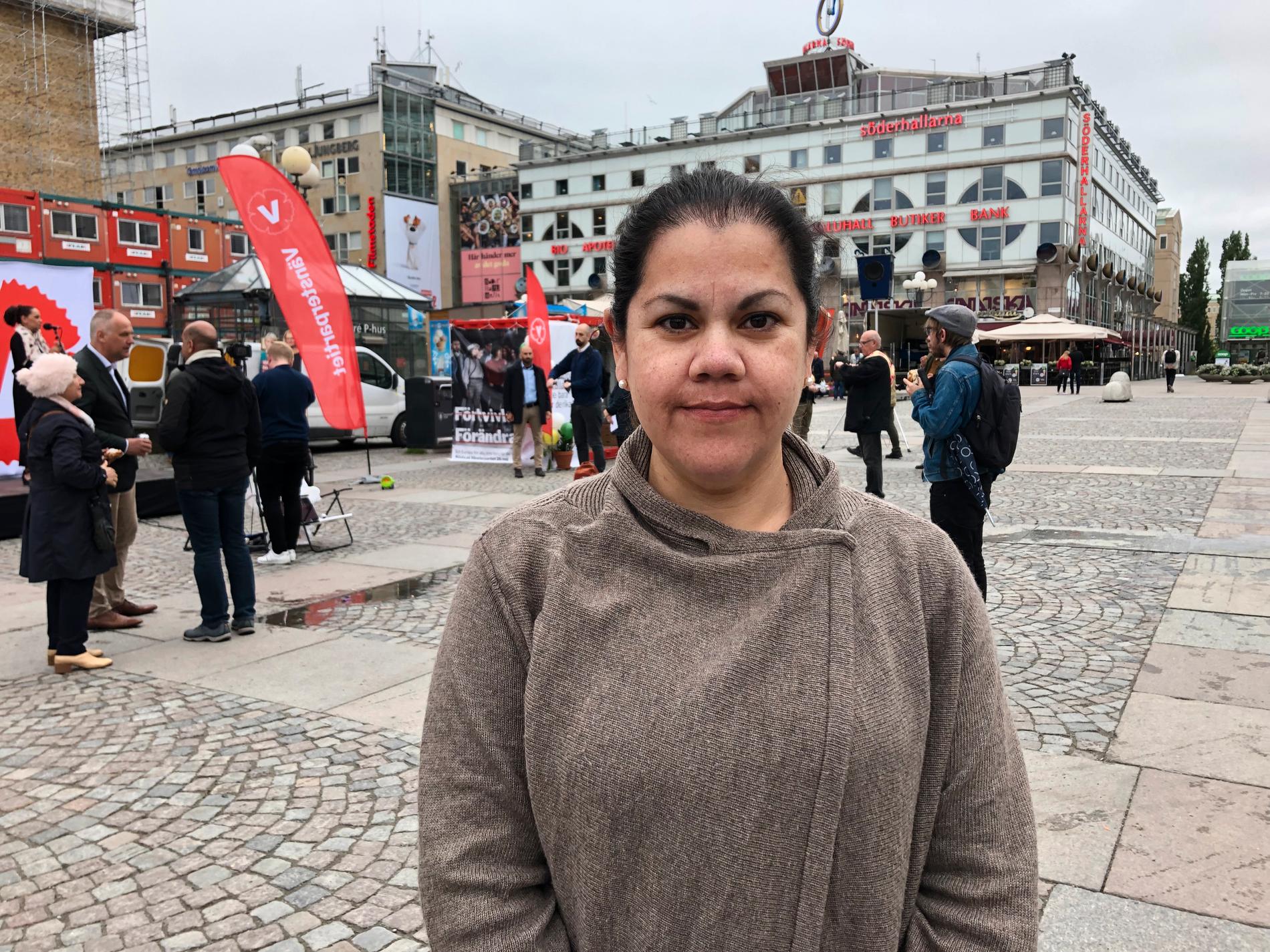 Sara Lindberg var en av de väljare som deltog på Vänsterpartiets valspurt inför EU-valet på Medborgarplatsen i Stockholm.