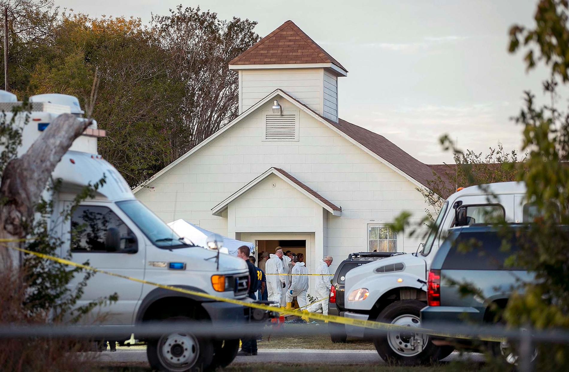 Polistekniker arbetar vid First Baptist Church i Sutherland Springs, Texas, USA.