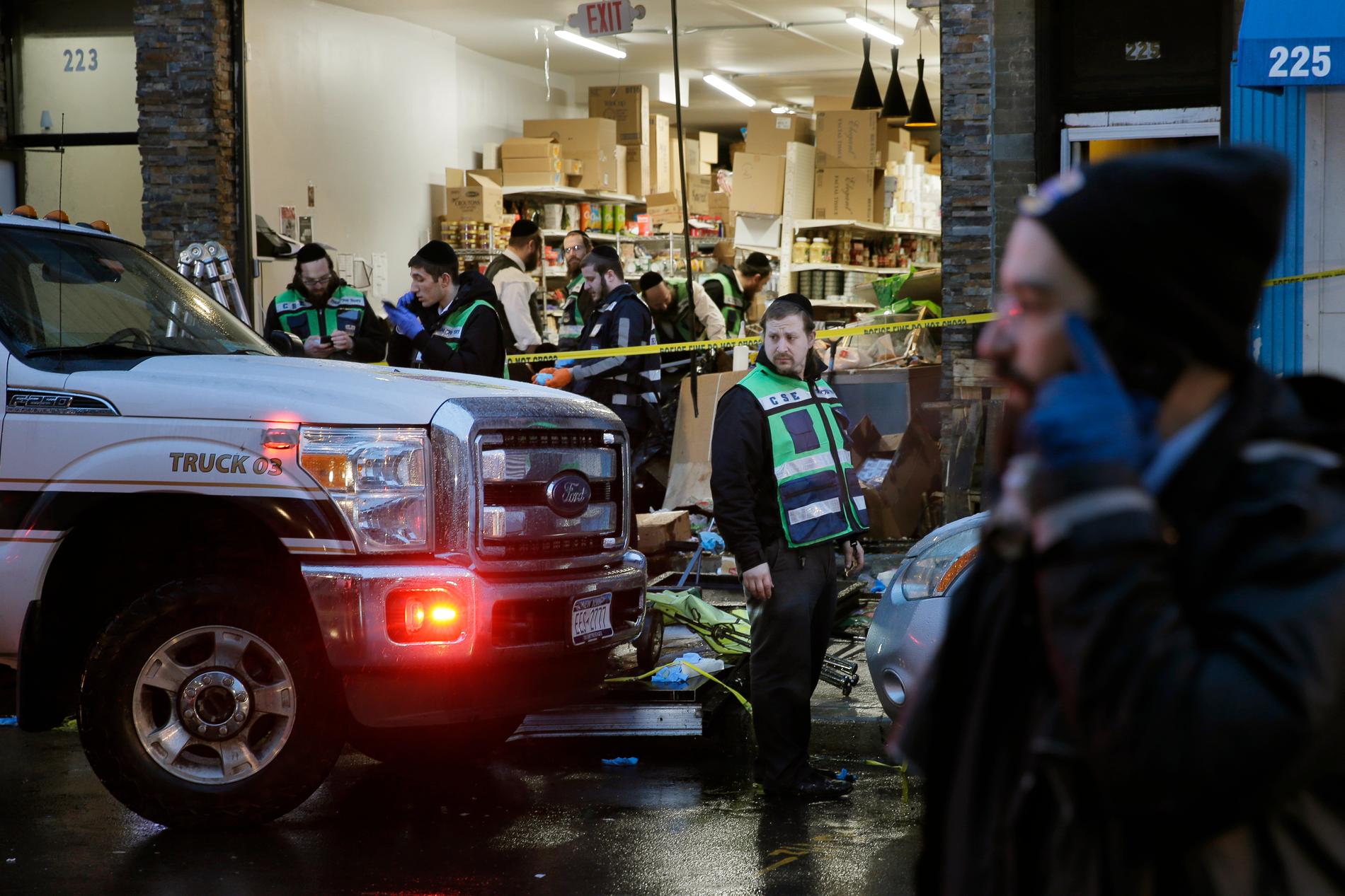 Räddningsarbete i matbutiken som utsattes för skjutningar under tisdagen.